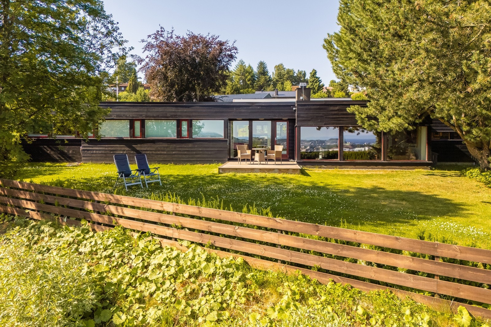 Den ca 30 m lange hovedfasaden gir en interessant speilingseffekt av bylandskapet, inklusive Nidarøsdomen og andre byikoner. Galleribilde