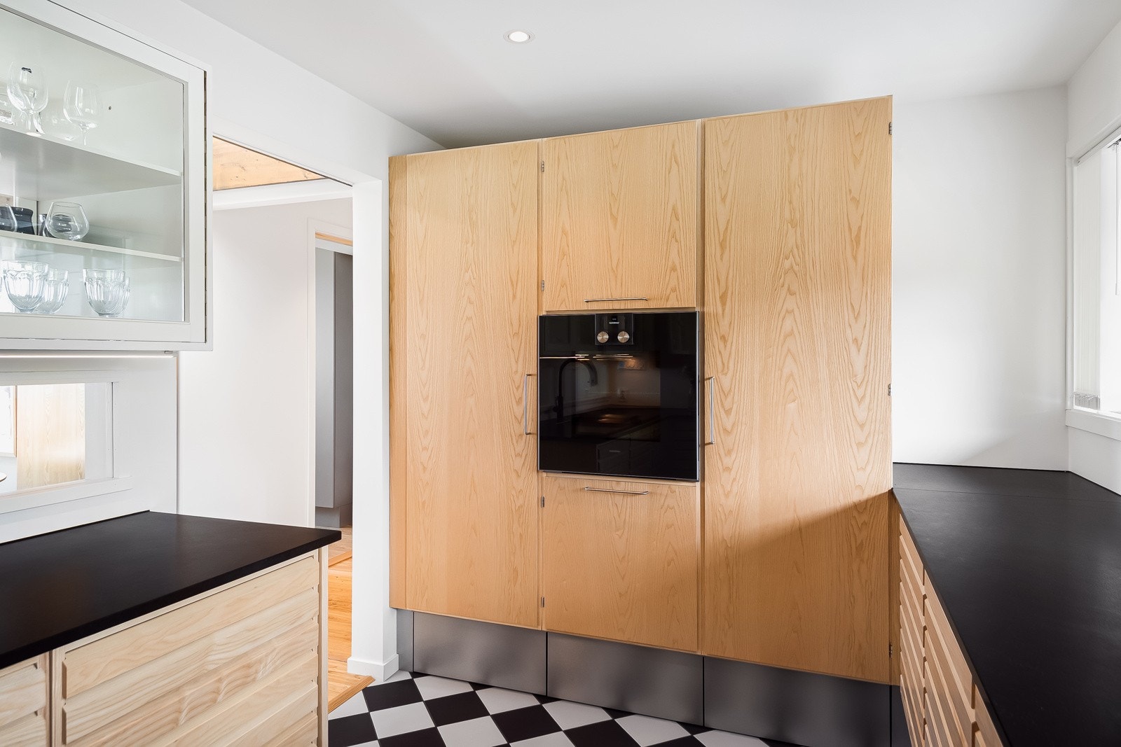 Valg av innredning skyldes at det opprinnelige kjøkkenet som sto i huset var tydelig inspirert av uno forms klassiske lamellskuffefronter, som den kjente, danske designeren Arne Munch utviklet i samme periode som huset ble bygget. Galleribilde