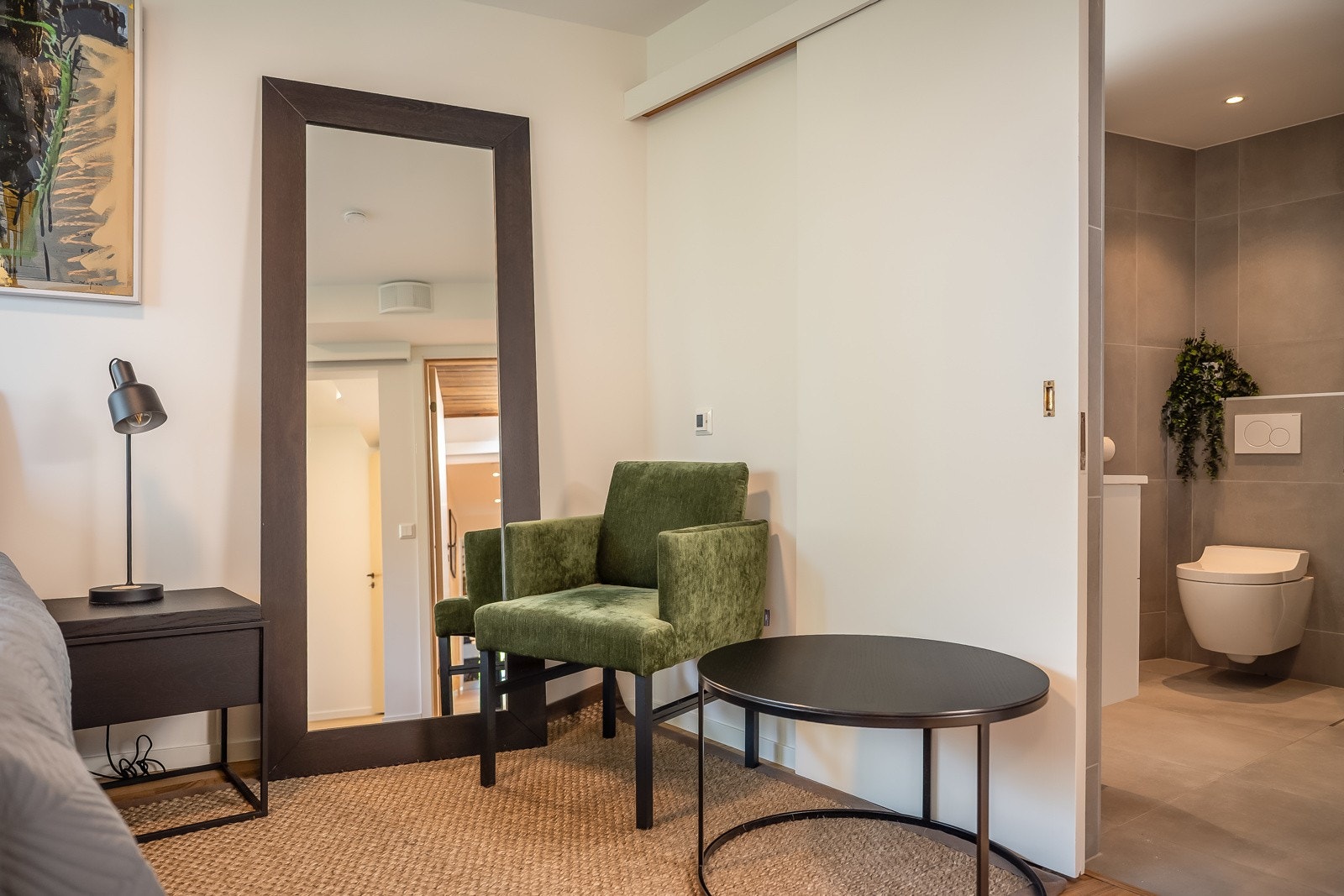 Fra hovedsoverom har man tilgang til bad og walk in garderobe. Galleribilde