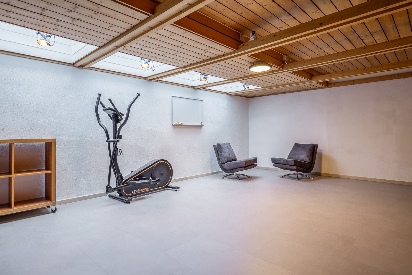 Kjellerstue med 4 stk takkupler tilfører dagslys i kjellerstuen. Galleribilde