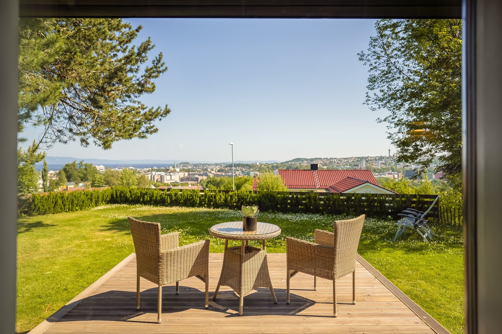 Terrassen har utgang fra spisestuen. Galleribilde