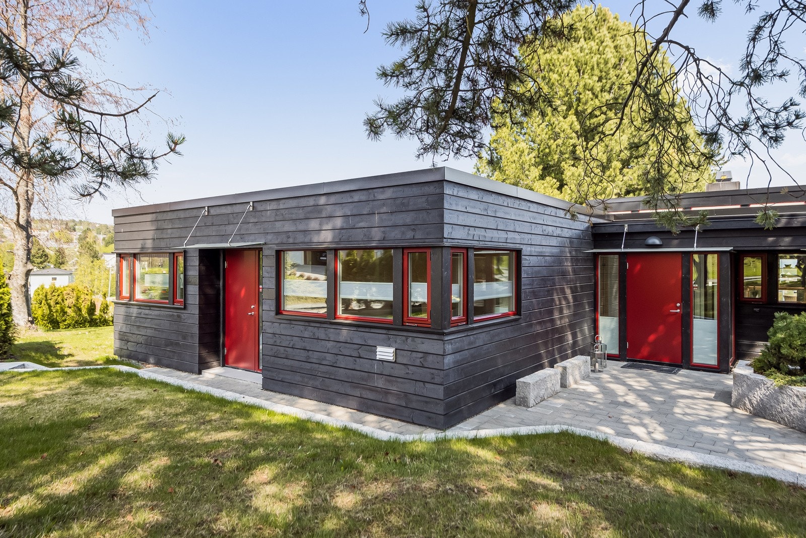 Huset er bygd i flere trinn fra ca. 1970, Clausen ble forfremmet til førsteamanuensis etter at en komite fra datidens NTH hadde vurdert huset. Galleribilde