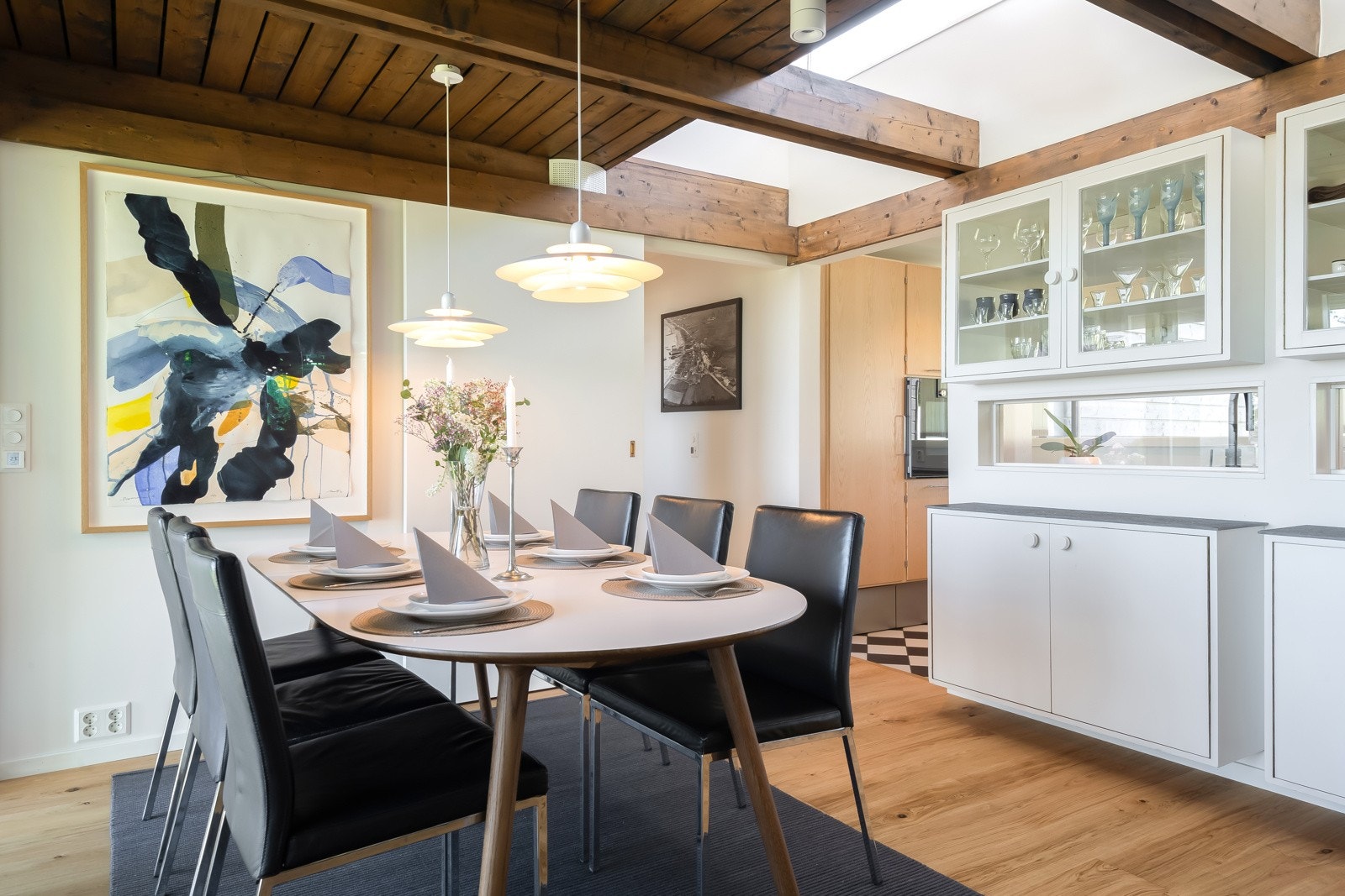 Utbyggingen består av et tilbygg samt et nytt vindfang til hoveddelen og utvidelse av mastersoverom. Galleribilde