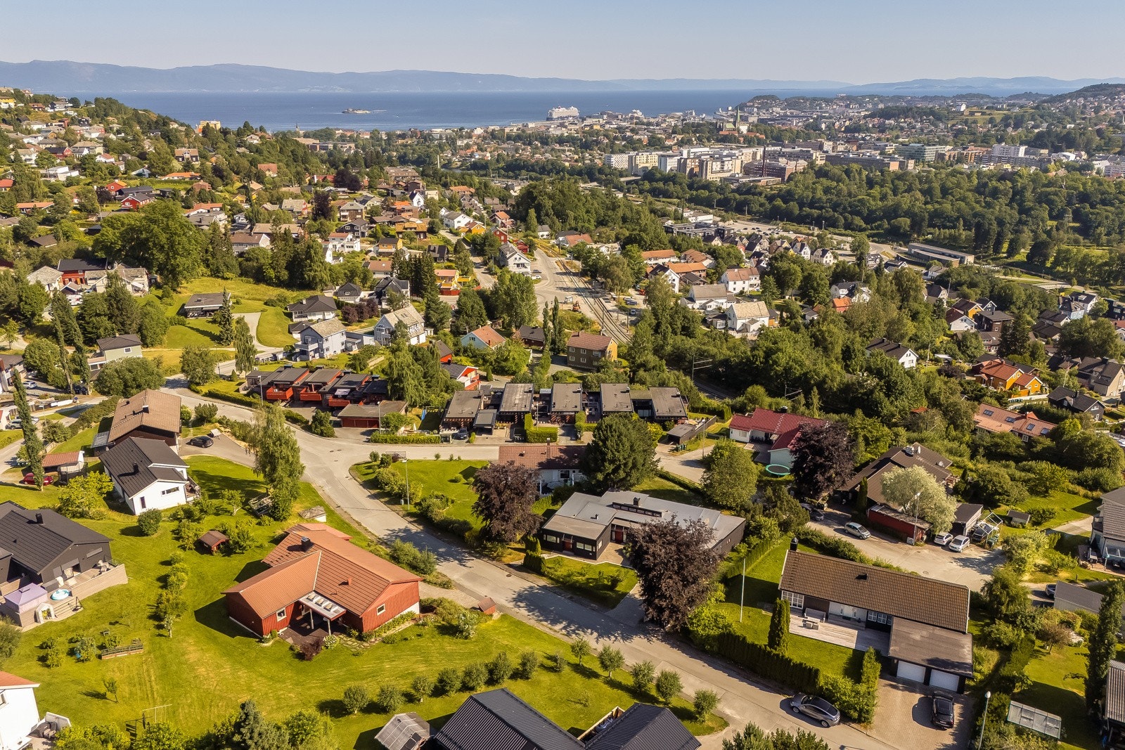 Boligen på hovedsakelig en etasje ligger fremskutt på et platå med store vinduer mot den storslåtte utsikten over byen. Galleribilde