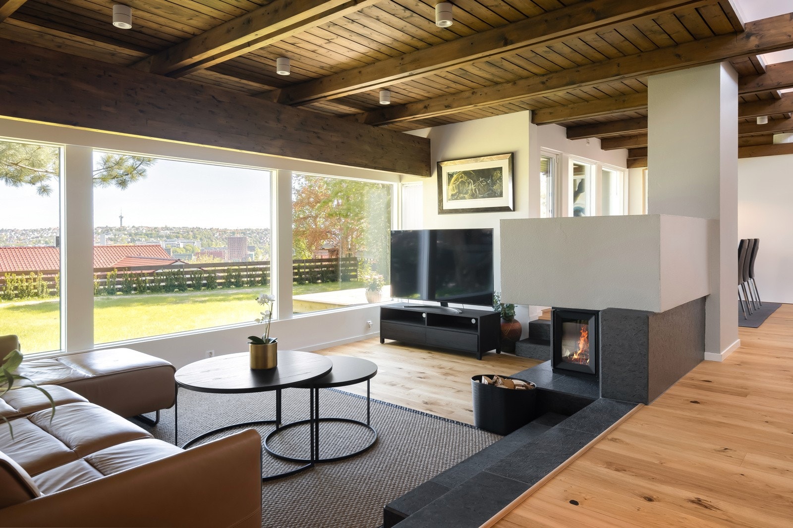 Store vindusflater som slipper, sol, daglsys og utsikt inn i boligen. Galleribilde