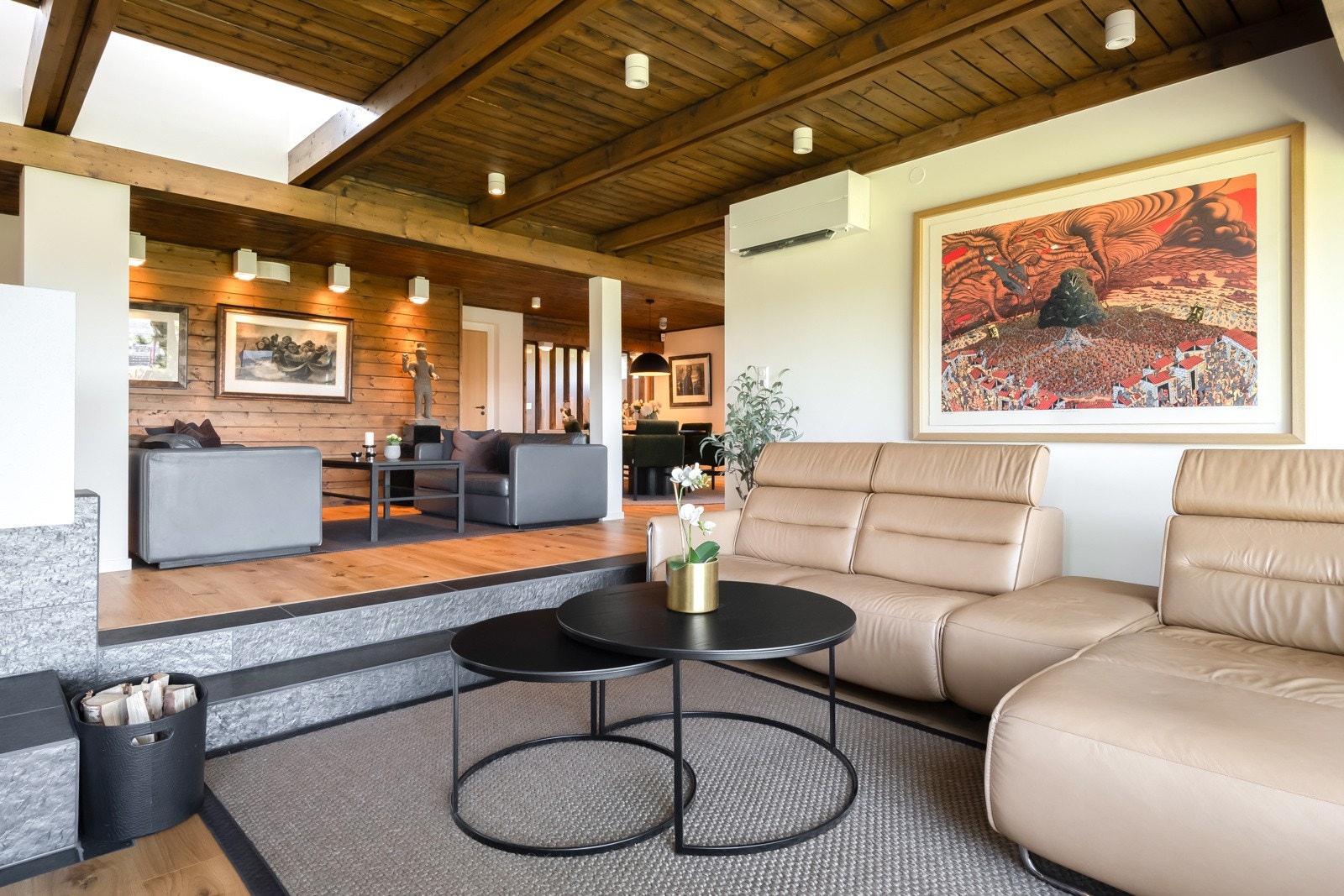 Stuedel mot terrasse og tomt er nedfelt, dette skaper et naturlig skille mellom sonene i boligen. Galleribilde