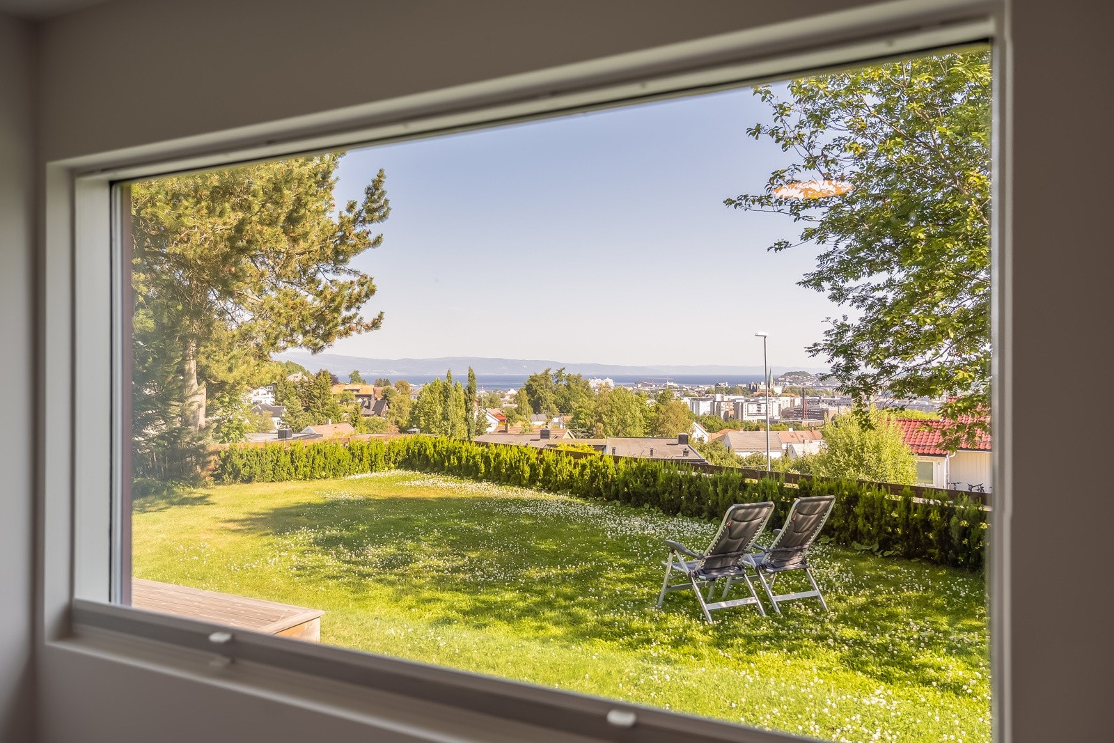 Viser utsikten fra soveromsvindu. Arkitekten har tegnet boligen slik at alle vinduene i oppholdsrommene vender ut mot den flotte utsikten over byen. Galleribilde