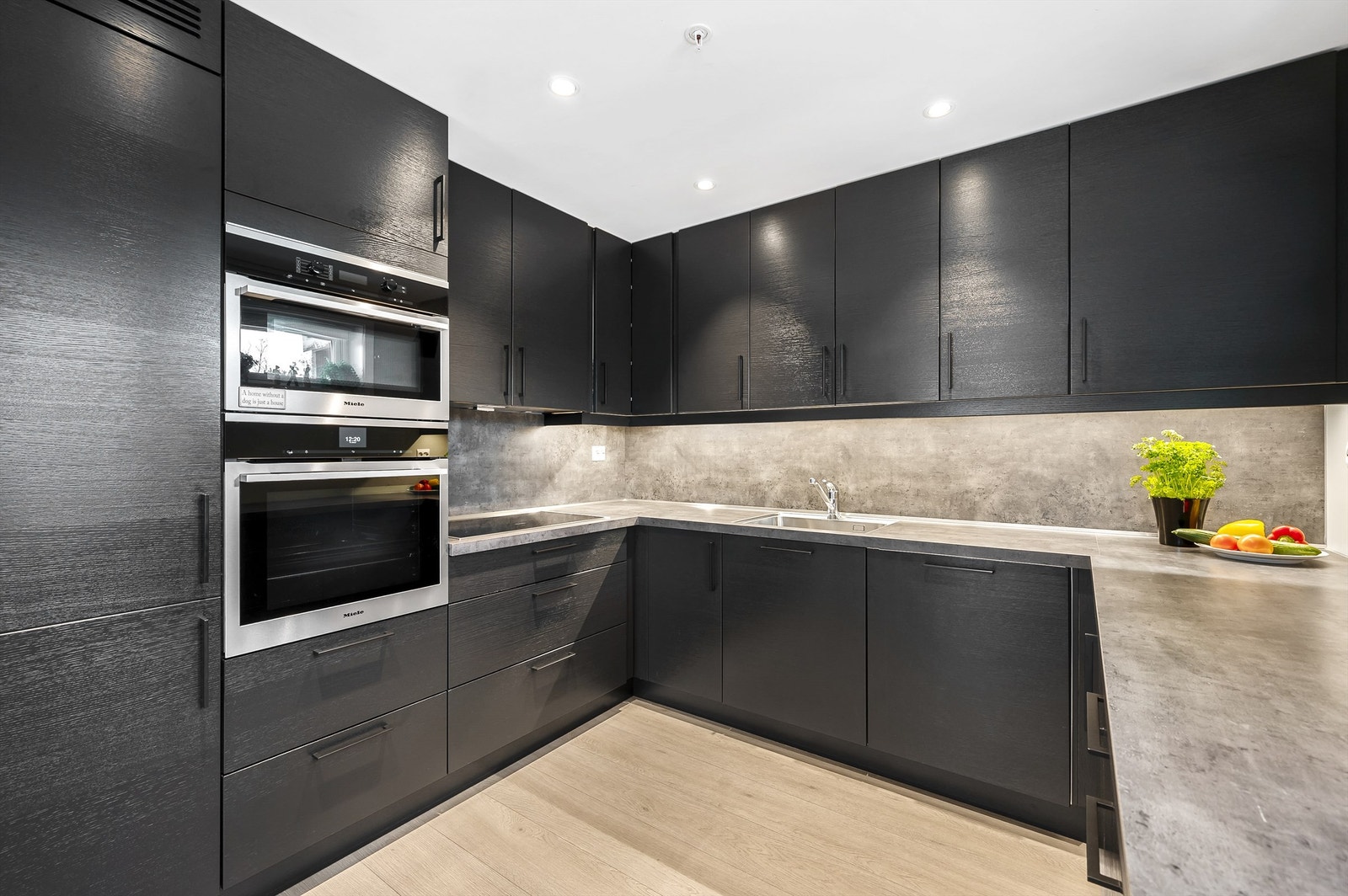 Oppgradert kjøkken fra Strai med integrerte hvitevarer Galleribilde