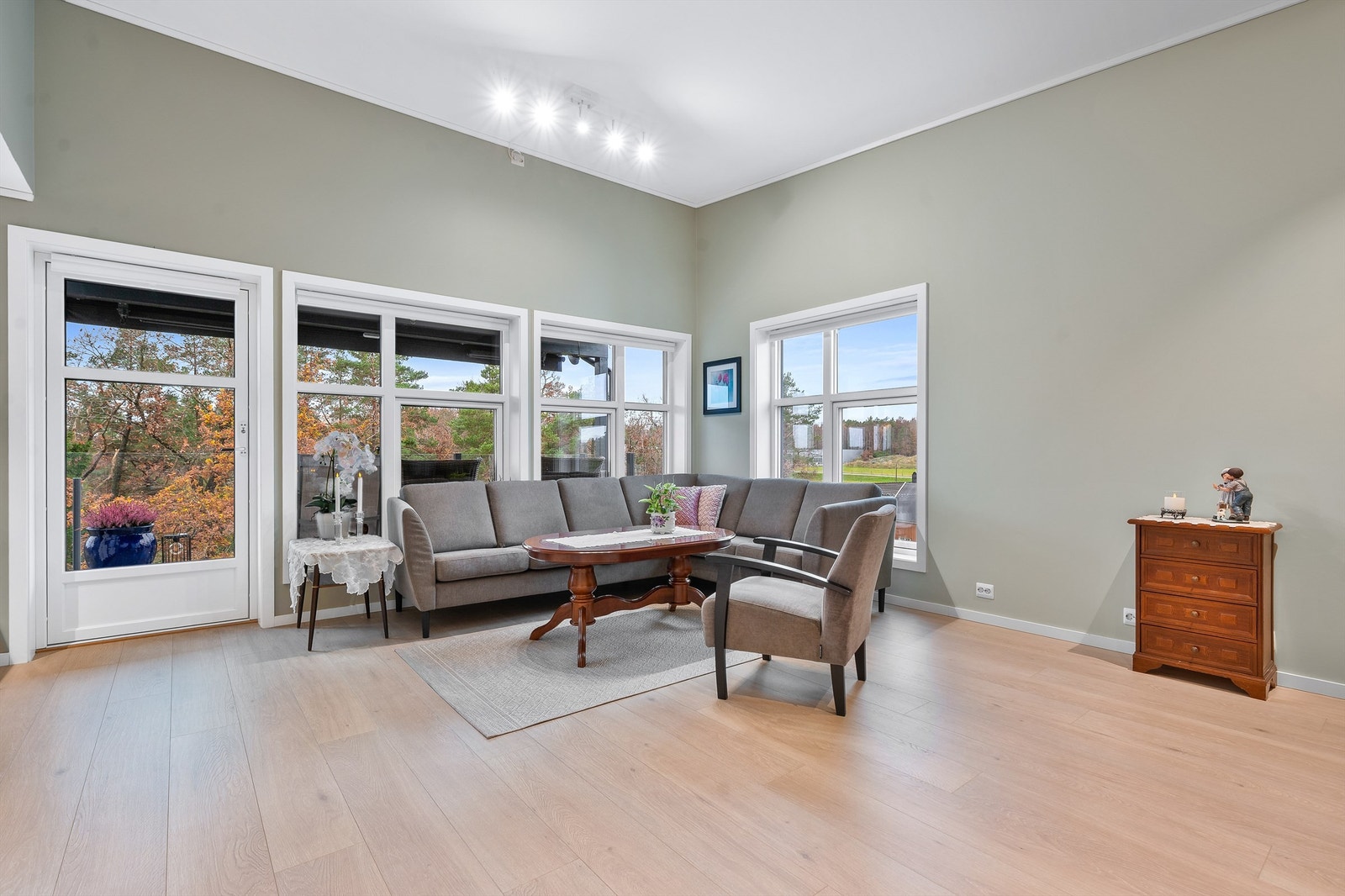 Luftig og fin stue med store vindusflater og ekstra takhøyde Galleribilde