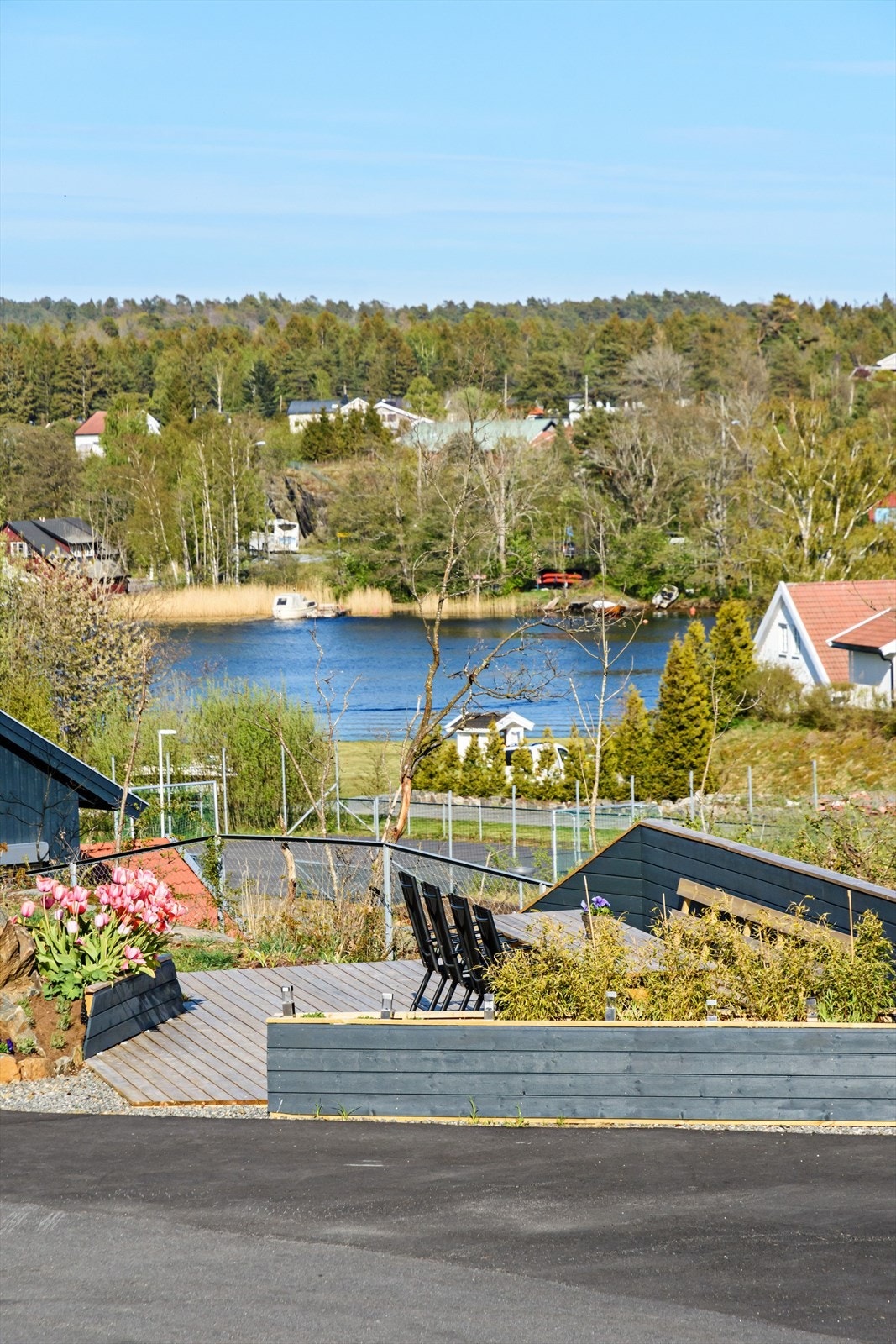 Fra tomten mot elva Galleribilde