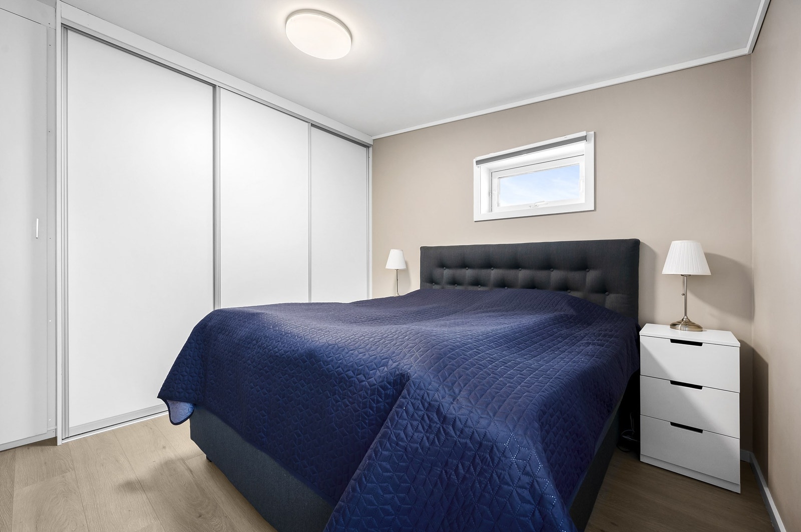 Hovedsoverom med skyvedørsgarderobe Galleribilde