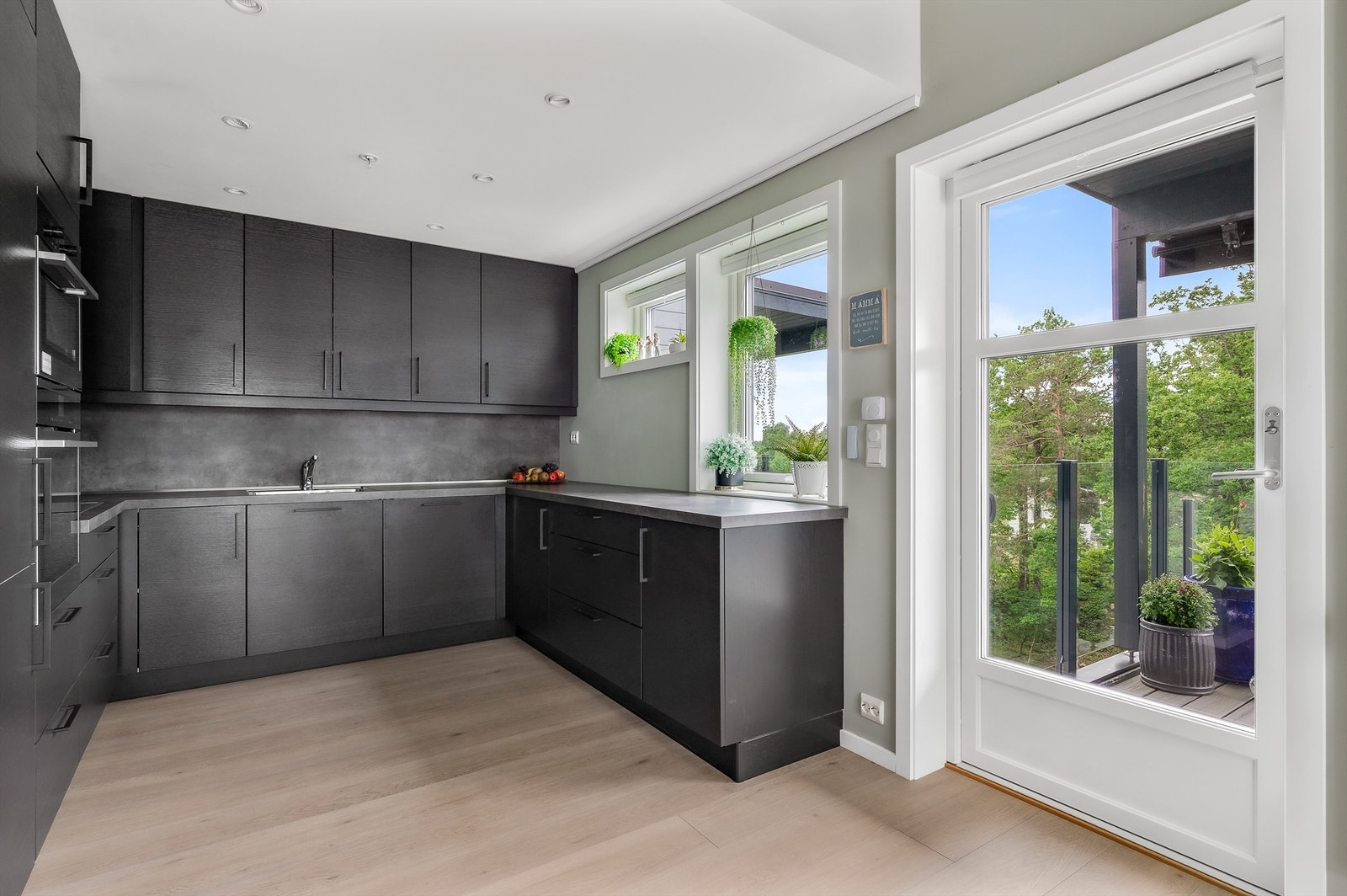 Flott
kjøkken med integrerte hvitevarer Galleribilde