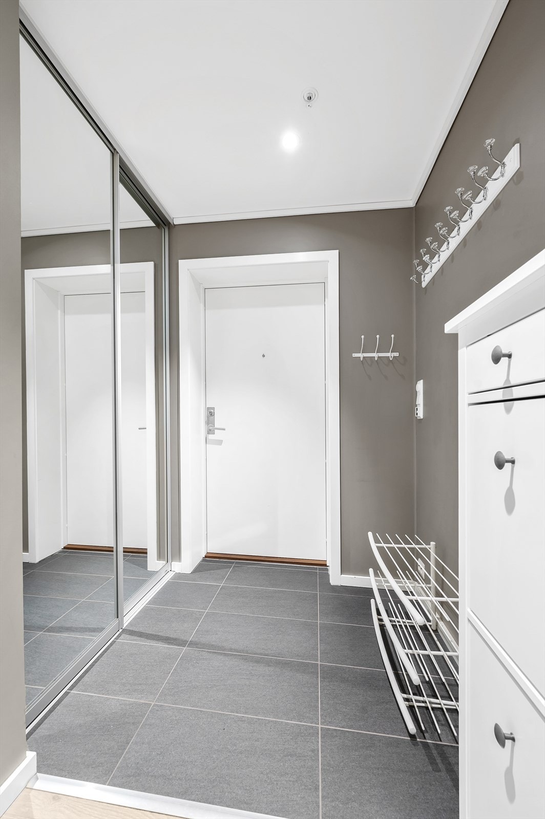 Gang med skyvedørsgarderobe Galleribilde