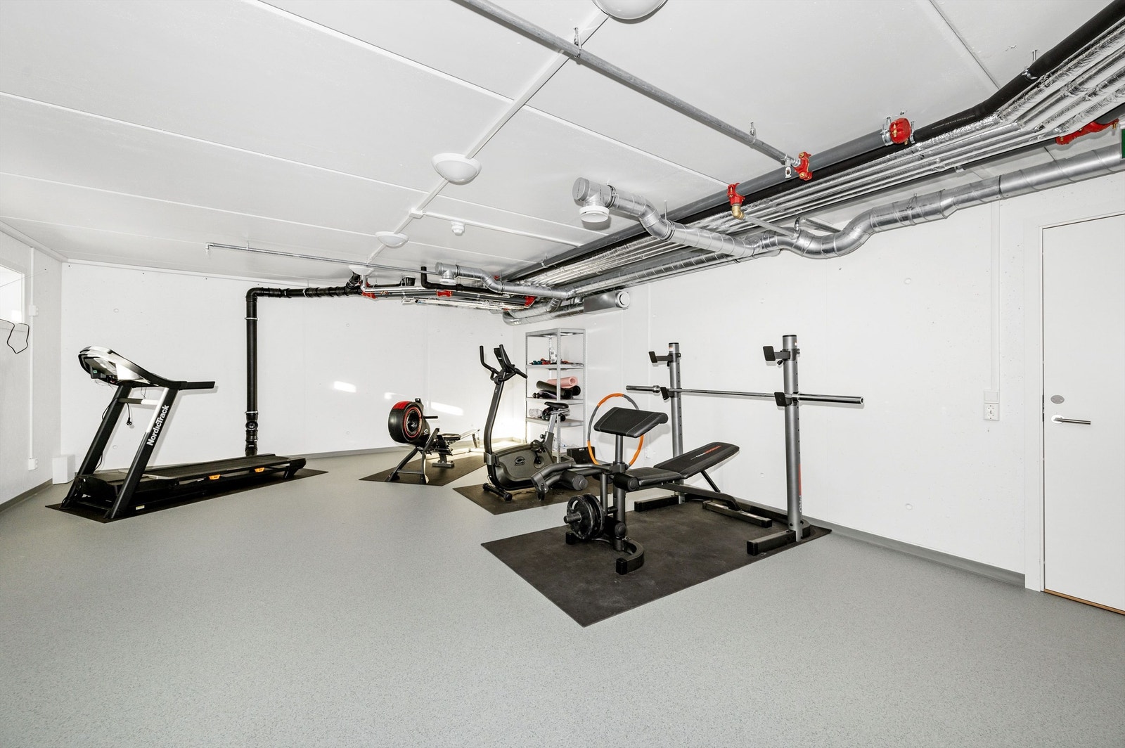 Felles treningsrom med apparater Galleribilde