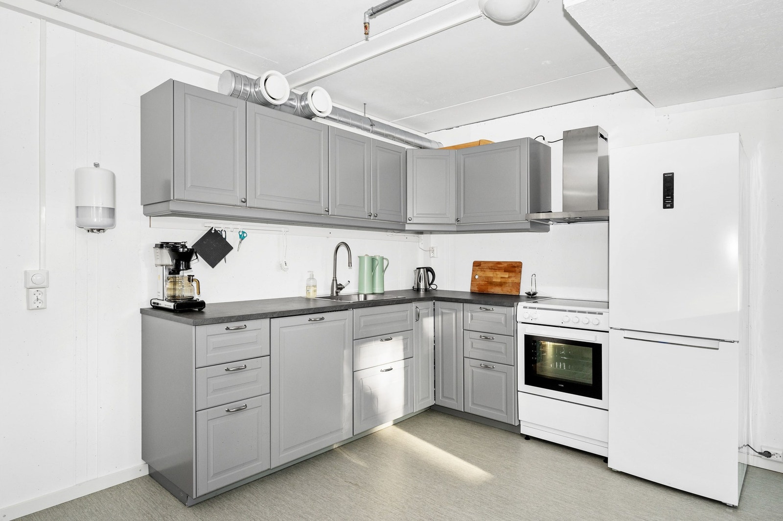 Felles oppholdsrom med kjøkken Galleribilde