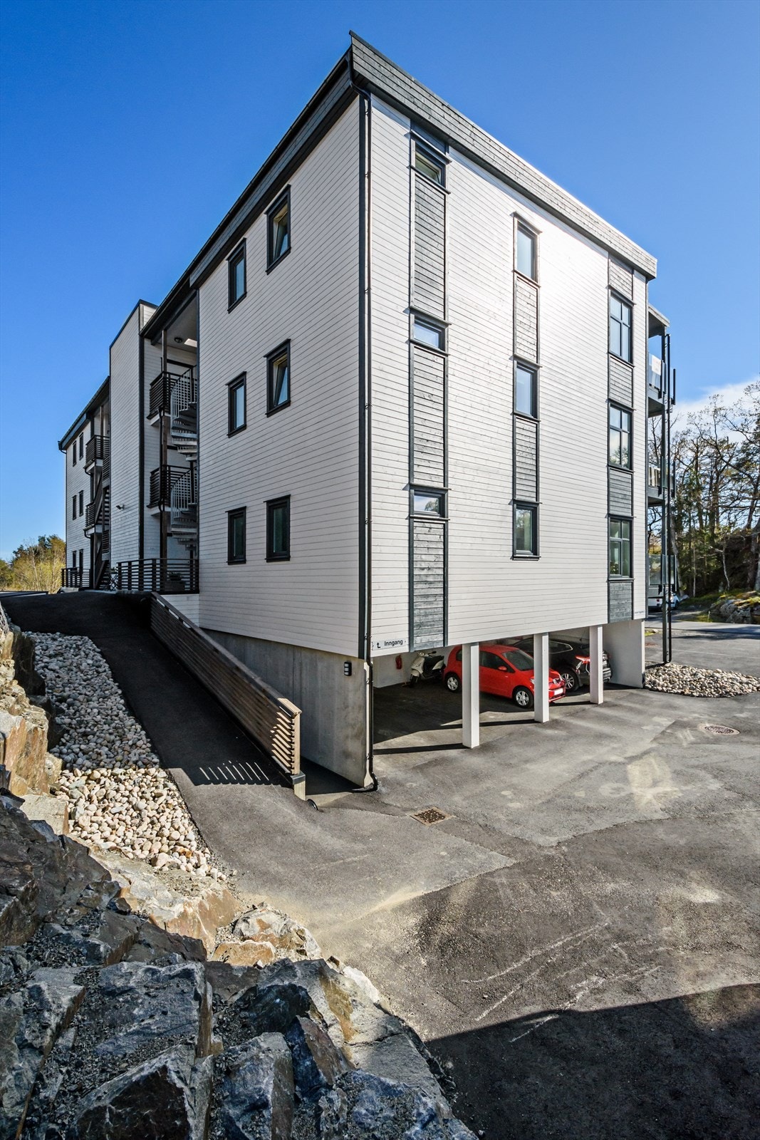 Leiligheten ligger i enden av bygget og har carport like ved inngang Galleribilde