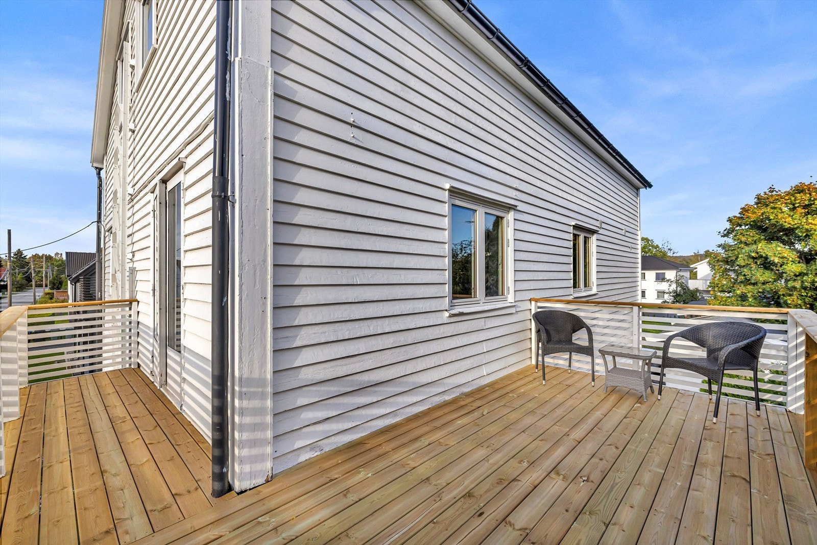 Stor veranda
som peker mot sør og vest noe som gir meget gode solforhold fra dag til kveld. Her kan man nyte lange sommerdager. Galleribilde