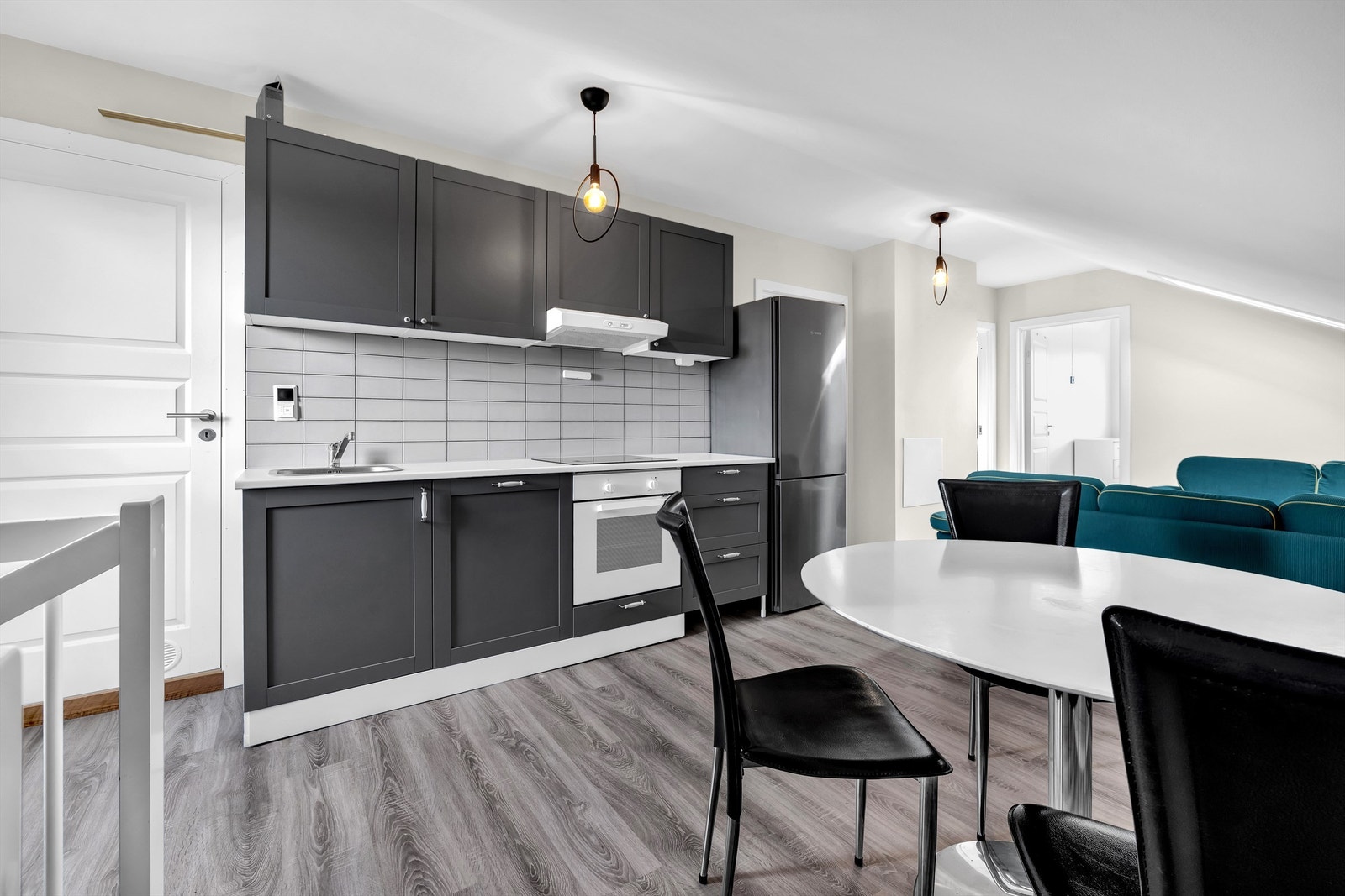 Her har du en åpen stue- og kjøkkenløsning med plass til både sofagruppe og spisebord. Galleribilde