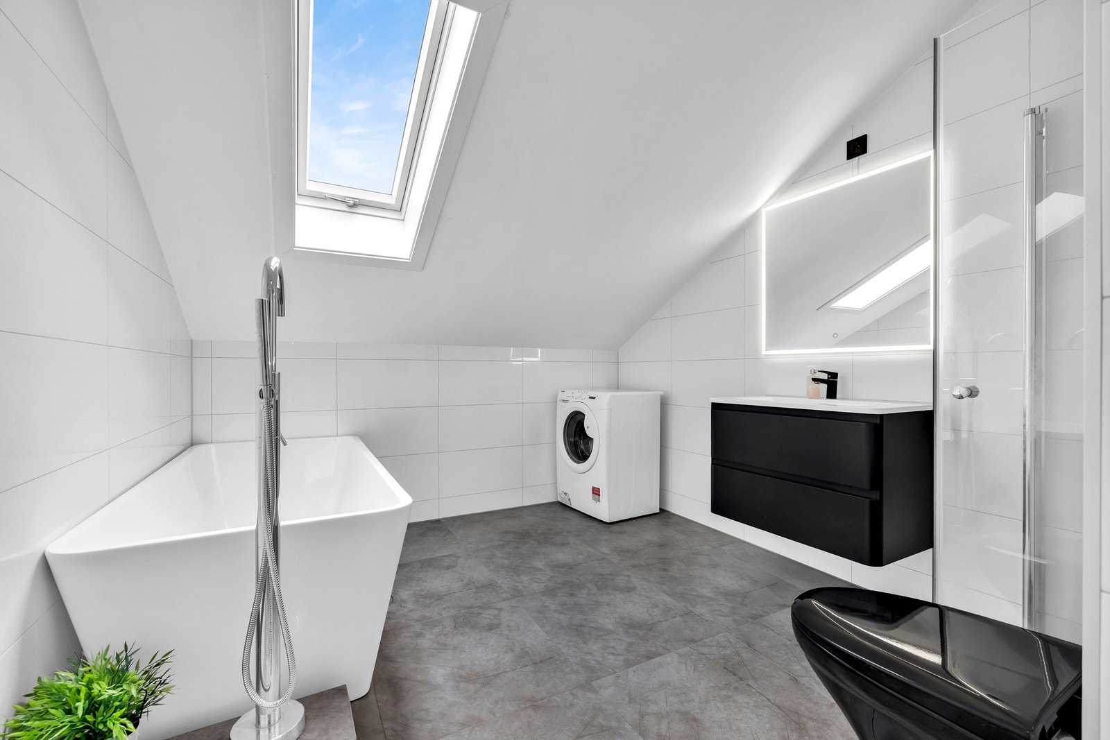 Lekkert baderom fra 2020 med flislagte gulv og vegger. Galleribilde