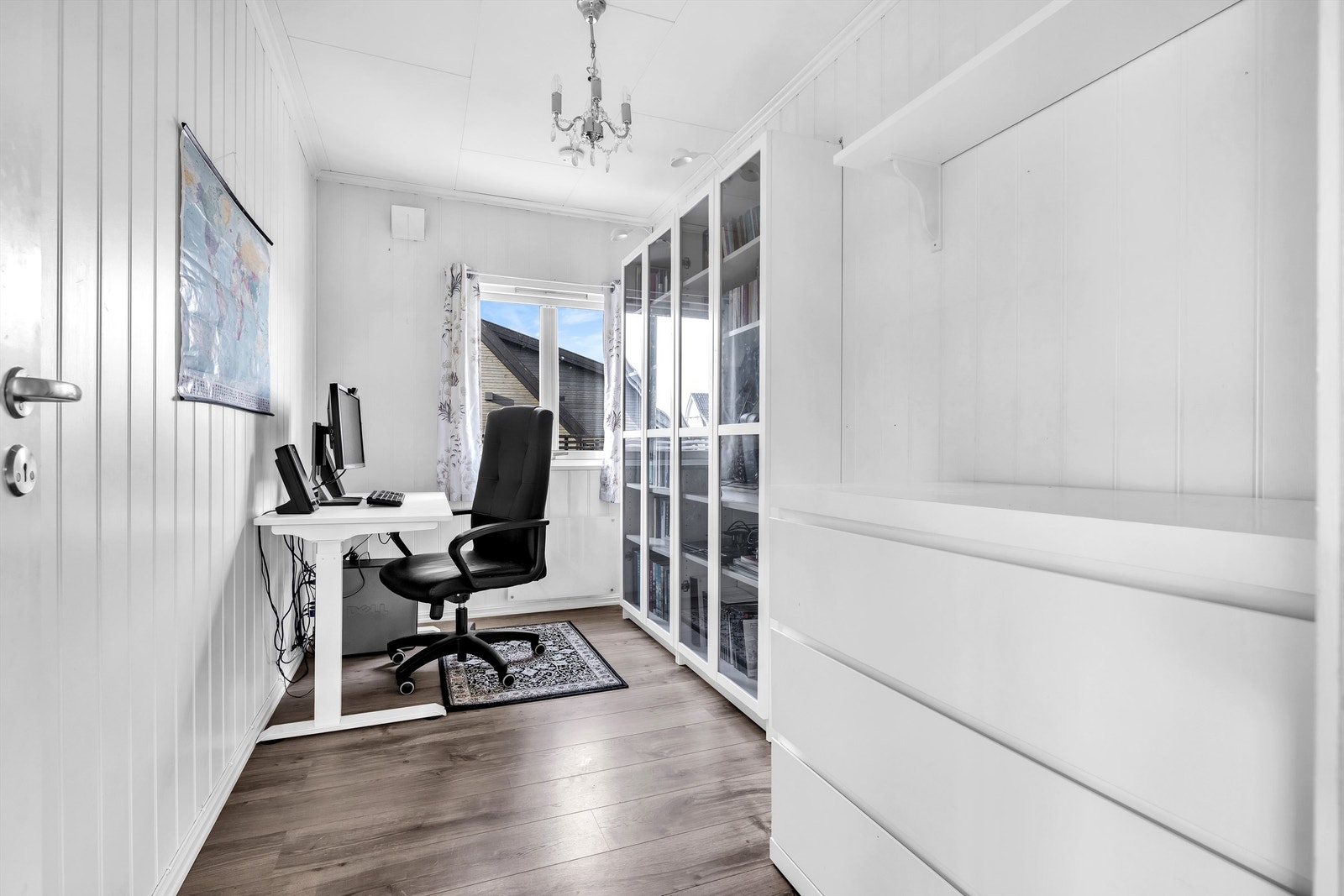 Kontoret har vindu som slipper inn naturlig lys, og det er godt med plass til skrivepult og eventuell oppbevaring. Galleribilde