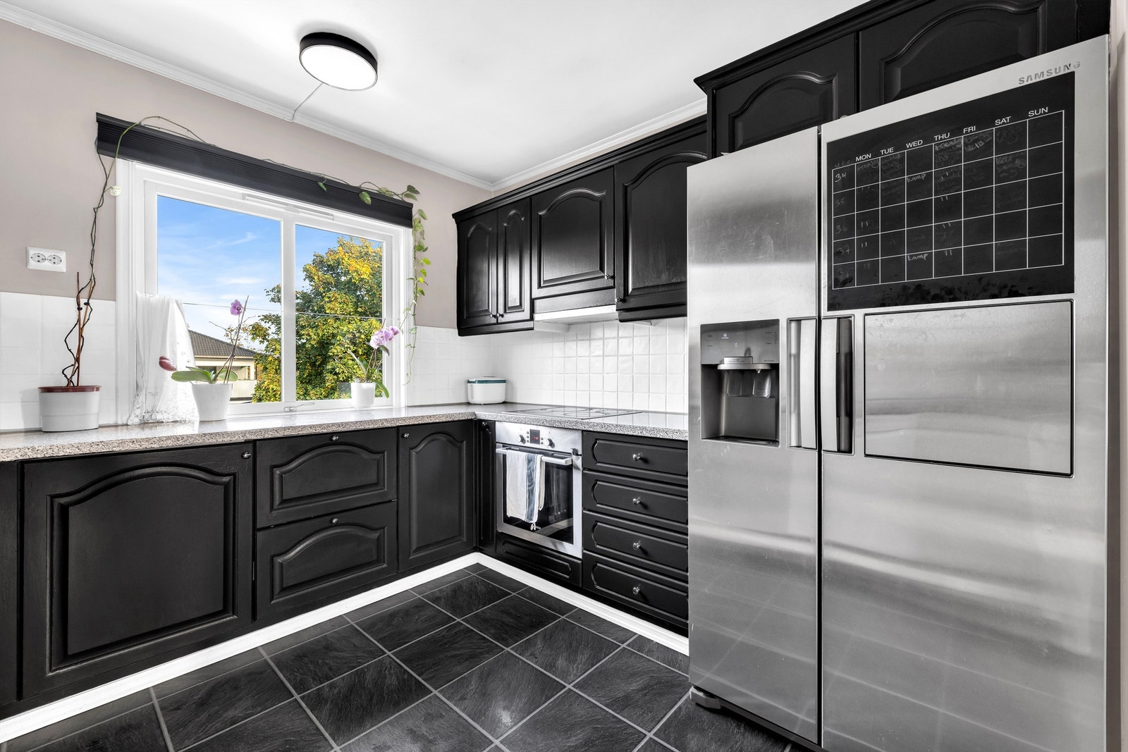 Innredningen består av klassiske fronter i tre, laminat benkeplate og integrert stekeovn med platetopp. Galleribilde