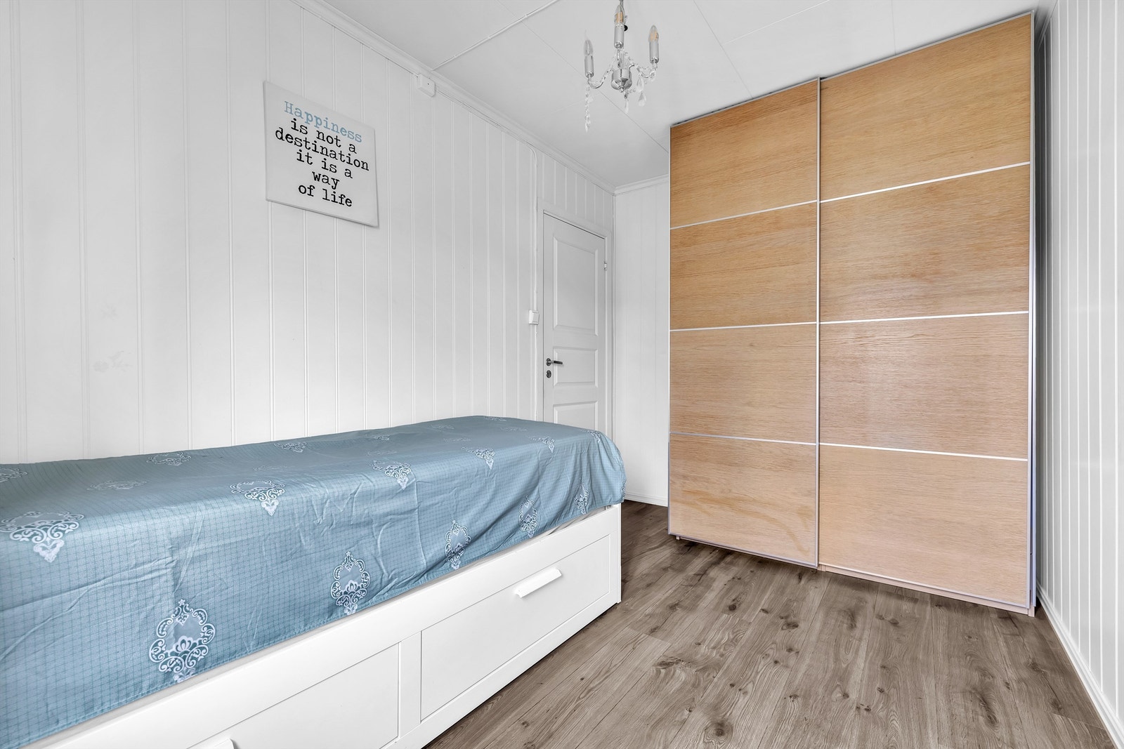 Garderobeskap medfølger. Galleribilde