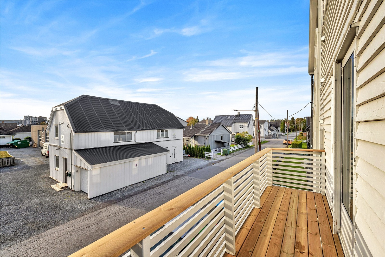 Veranda på ca. 15 kvm - perfekt for sittegruppe og grill. Verandaen peker mot sør og vest noe som gir gode solforhold fra dag til kveld. Galleribilde