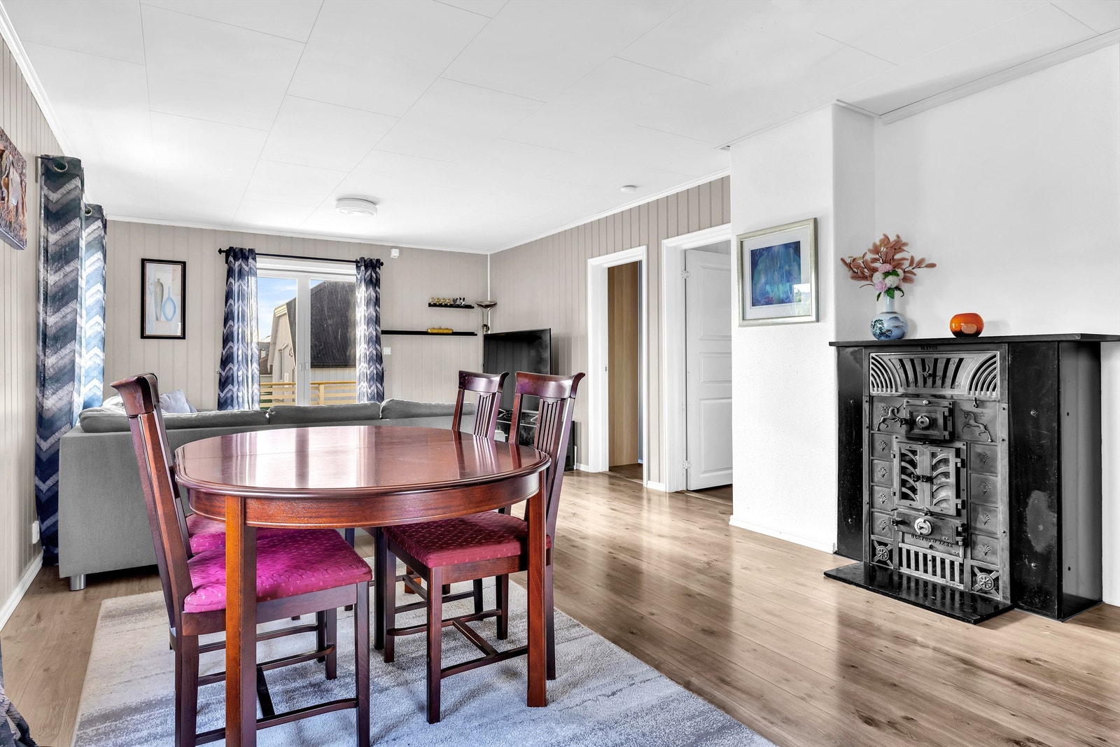 Vedfyring i stue for ekstra komfort. Galleribilde