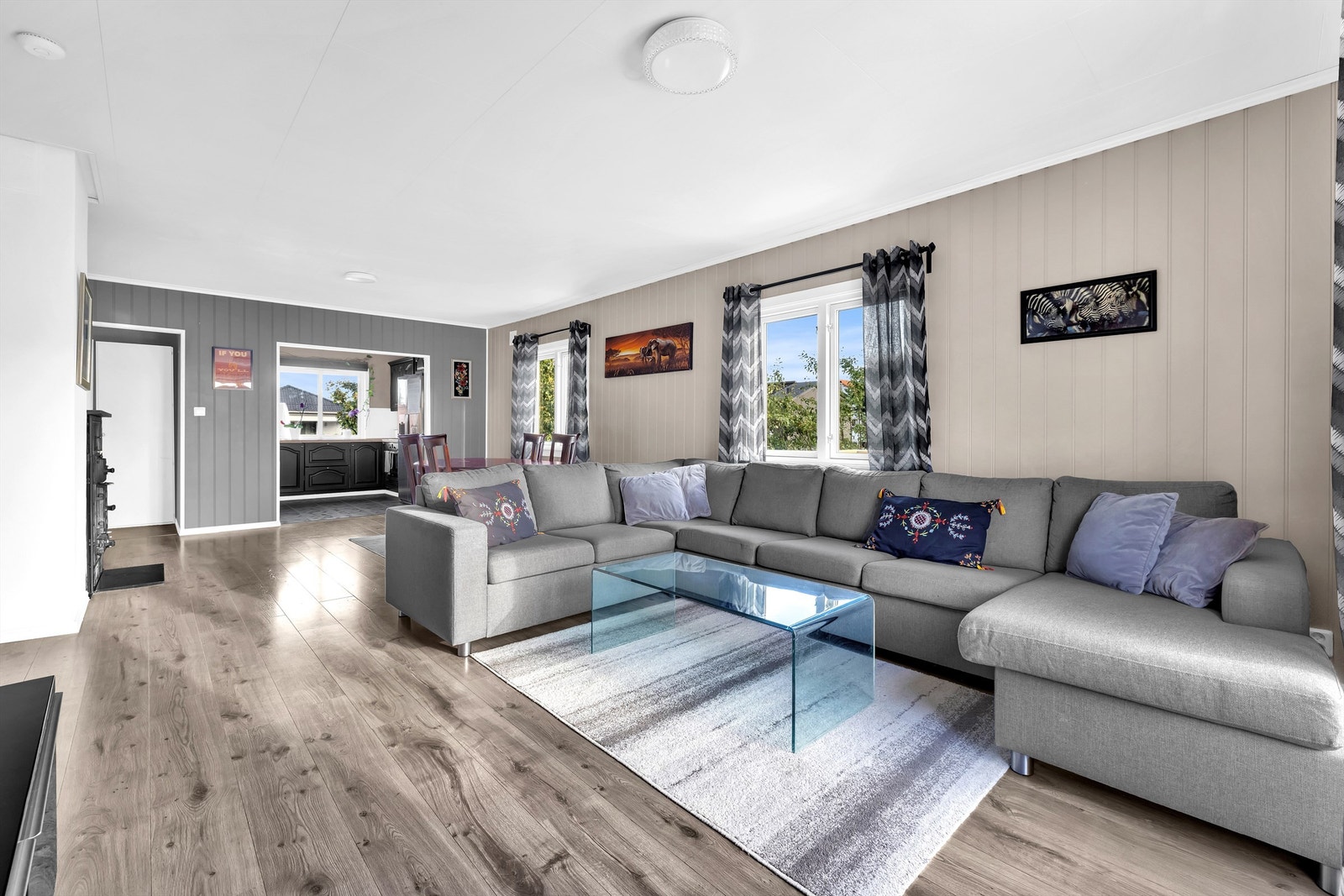 Lys og romslig stue med god plass til både sofagruppe, spisebord og TV-møblement. Galleribilde