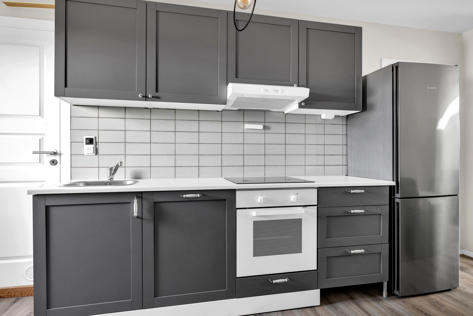 Kjøkkenet ble satt inn i 2022. Moderne innredning og glatte fronter, laminat benkeplate og integrerte hvitevarer. Galleribilde