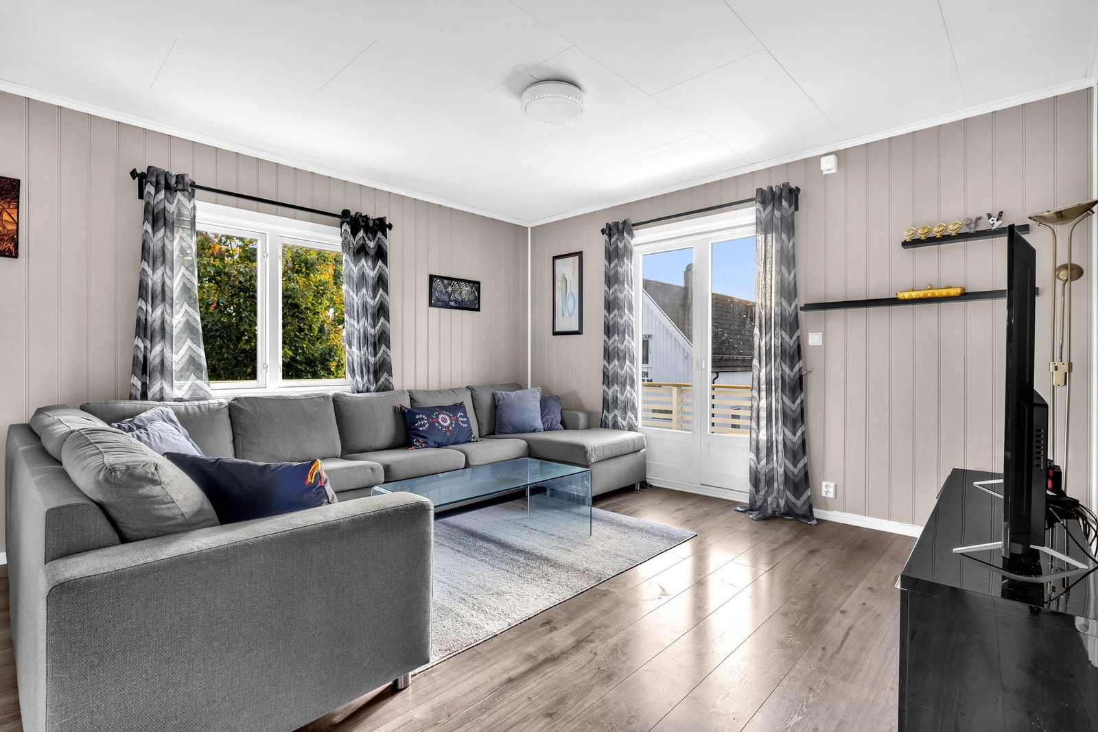 Fra stuen er det direkte utgang til en solrik veranda. Galleribilde