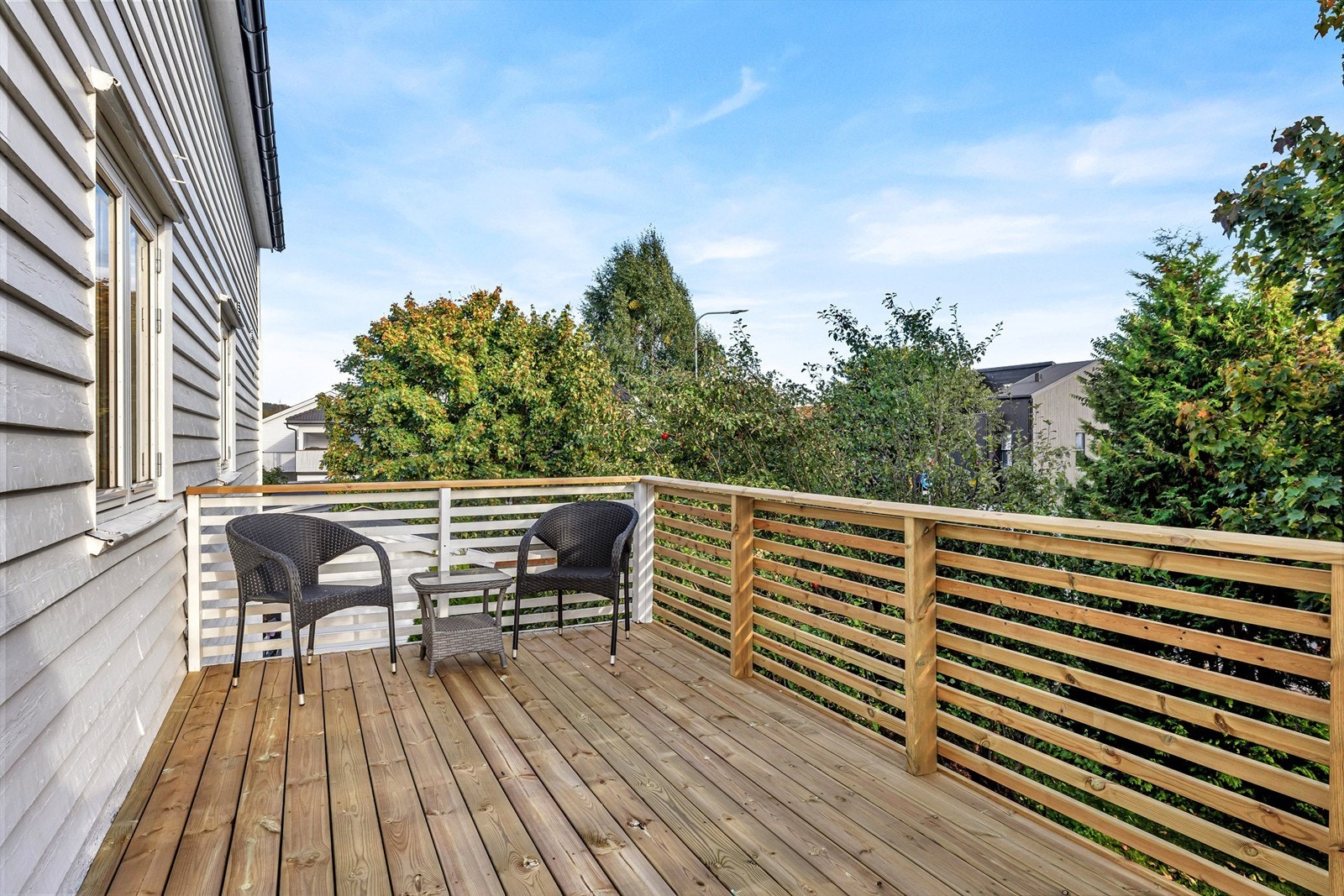 Romslig uteplass med flere møbleringsmuligheter. Galleribilde