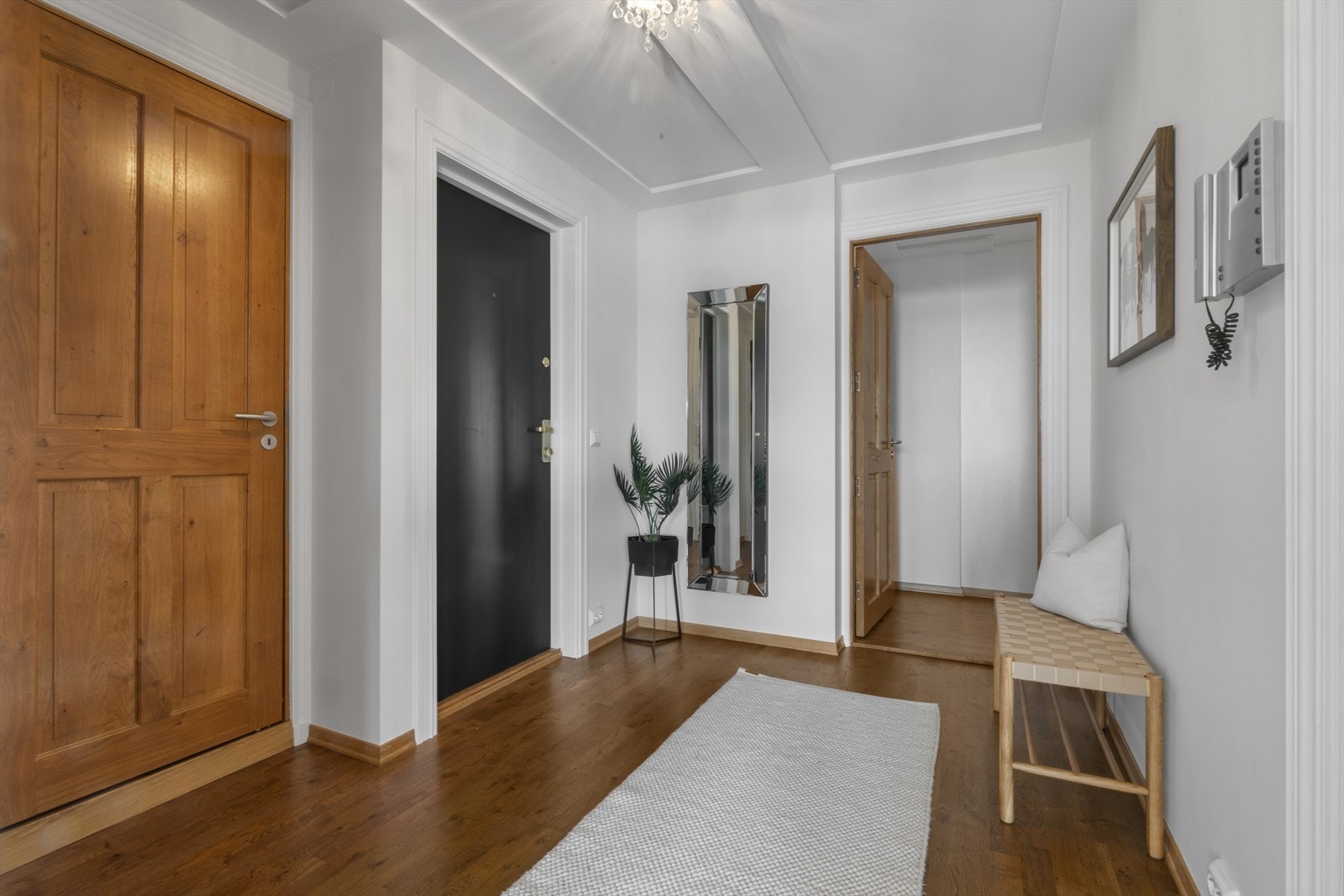 Det er god plass til garderobeskap i entreen. Galleribilde