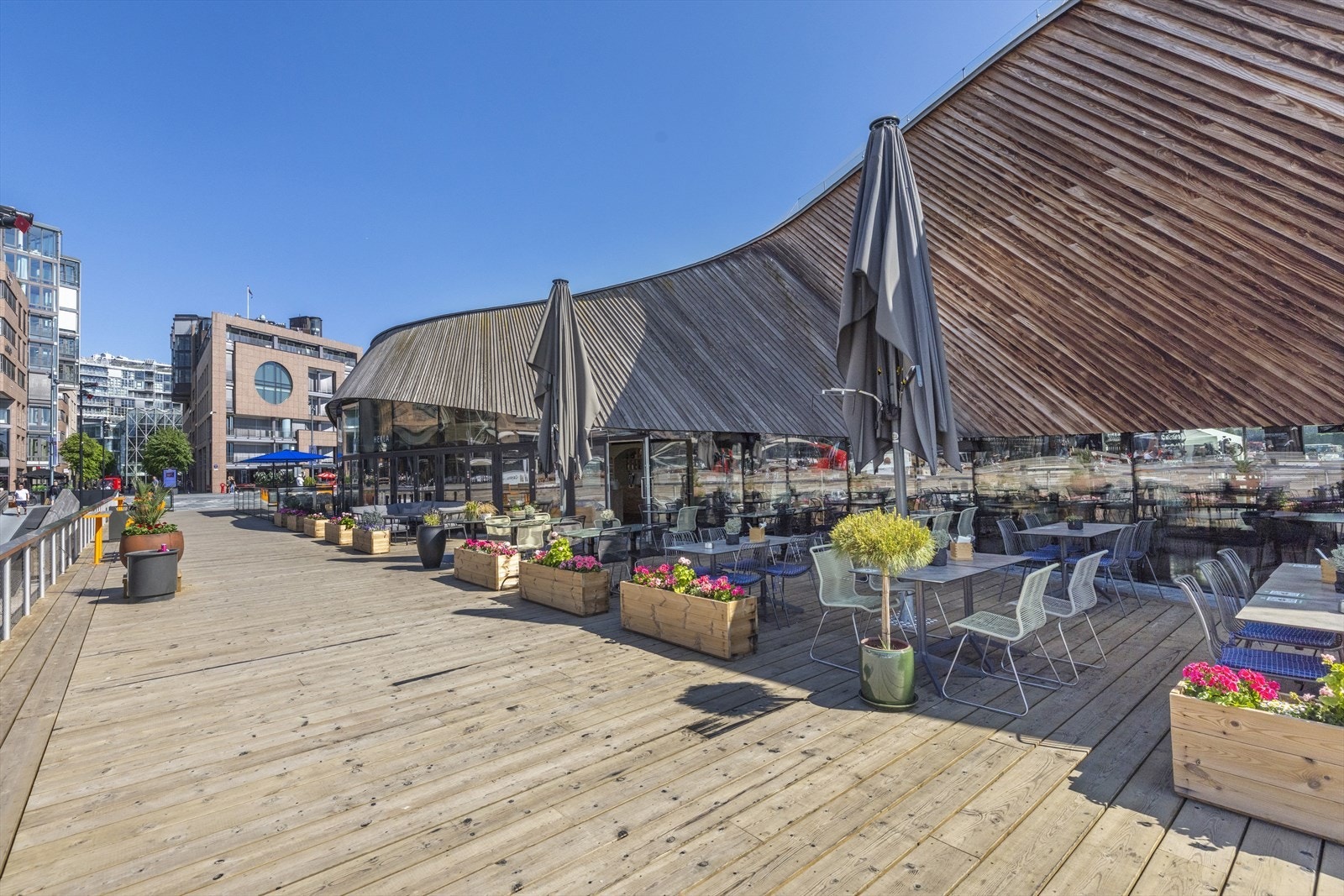 Aker Brygge har en rekke hyggelige restauranter, her fra Ling Ling helt i bryggekanten. Galleribilde