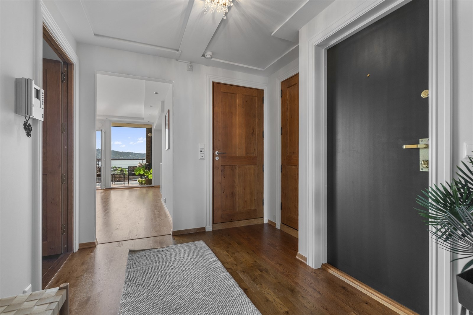 Entreen sett mot stuen og utsikten. Galleribilde