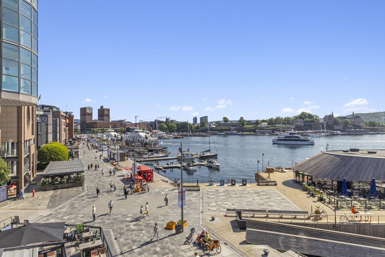Fra balkongen har du en fantastisk utsikt mot Rådhuset og Akershus Festning. Galleribilde