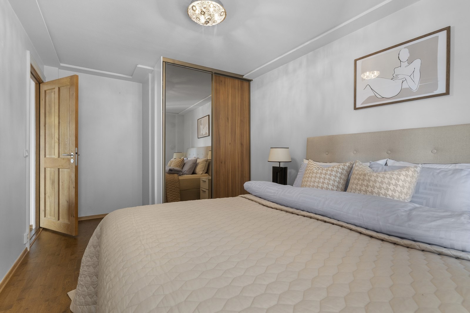 Hovedsoverommet har plassbygget skyvedørsgarderobe. Galleribilde