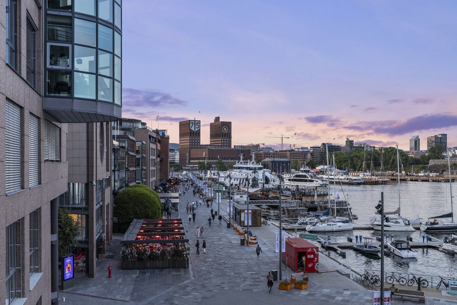 Utsikt til promenaden og Rådhuset. Galleribilde