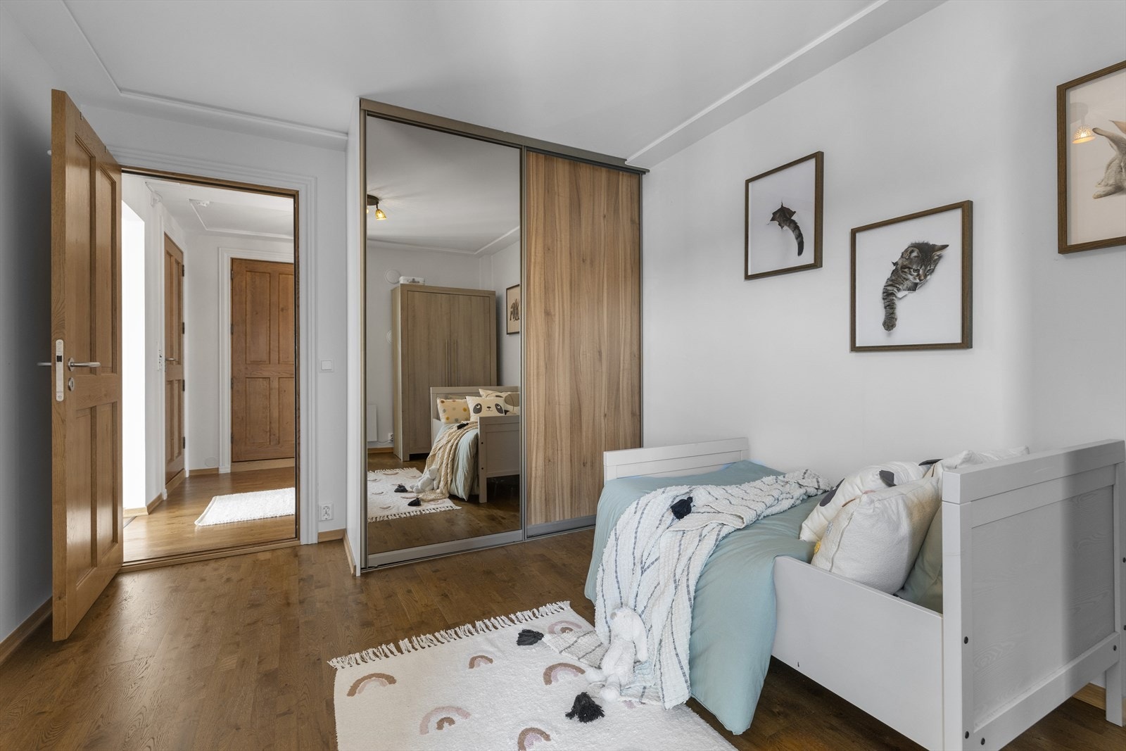 Også her er det plassbygget skyvedørsgarderobe. Galleribilde