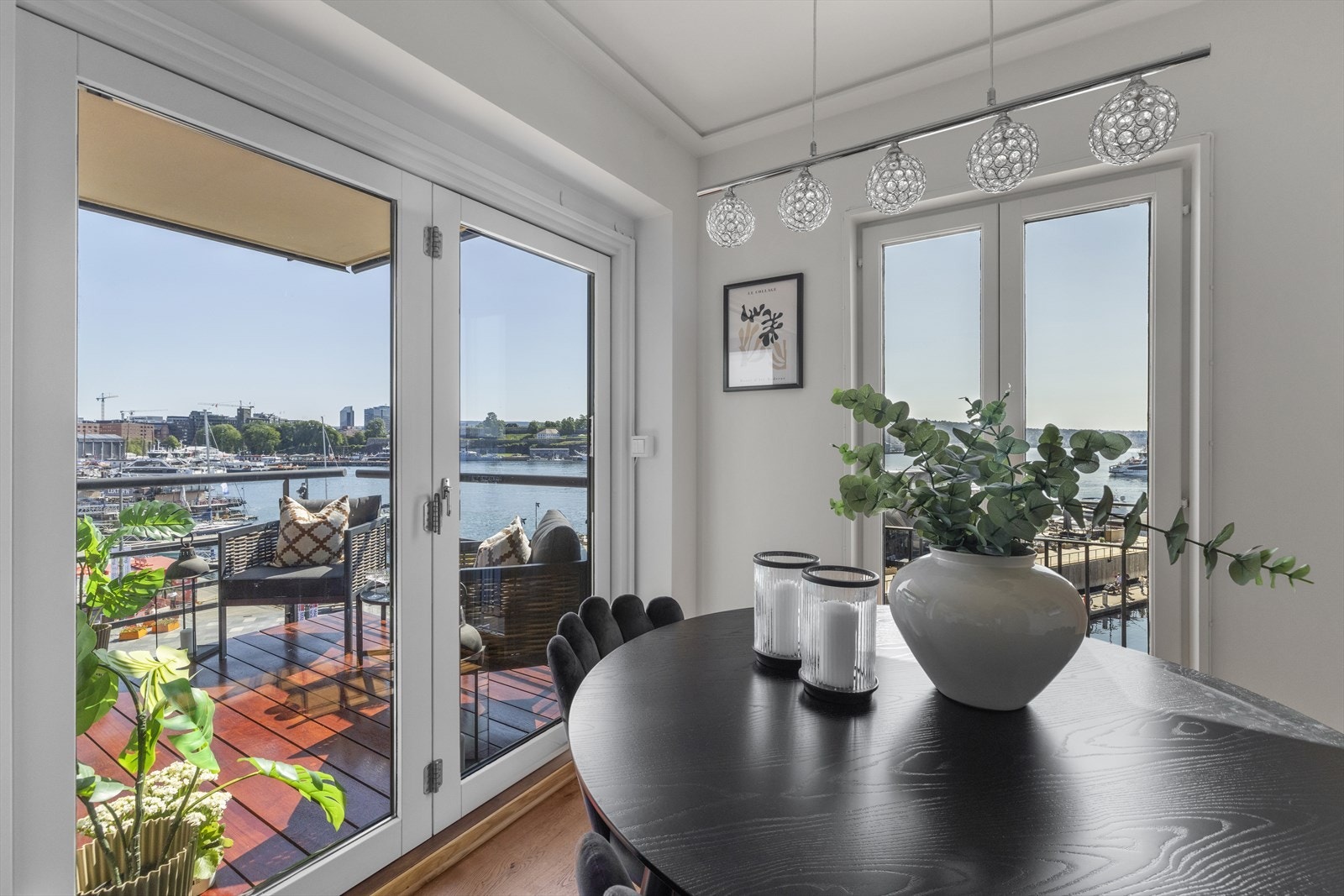 Stor skyvedør ut til balkongen. Galleribilde
