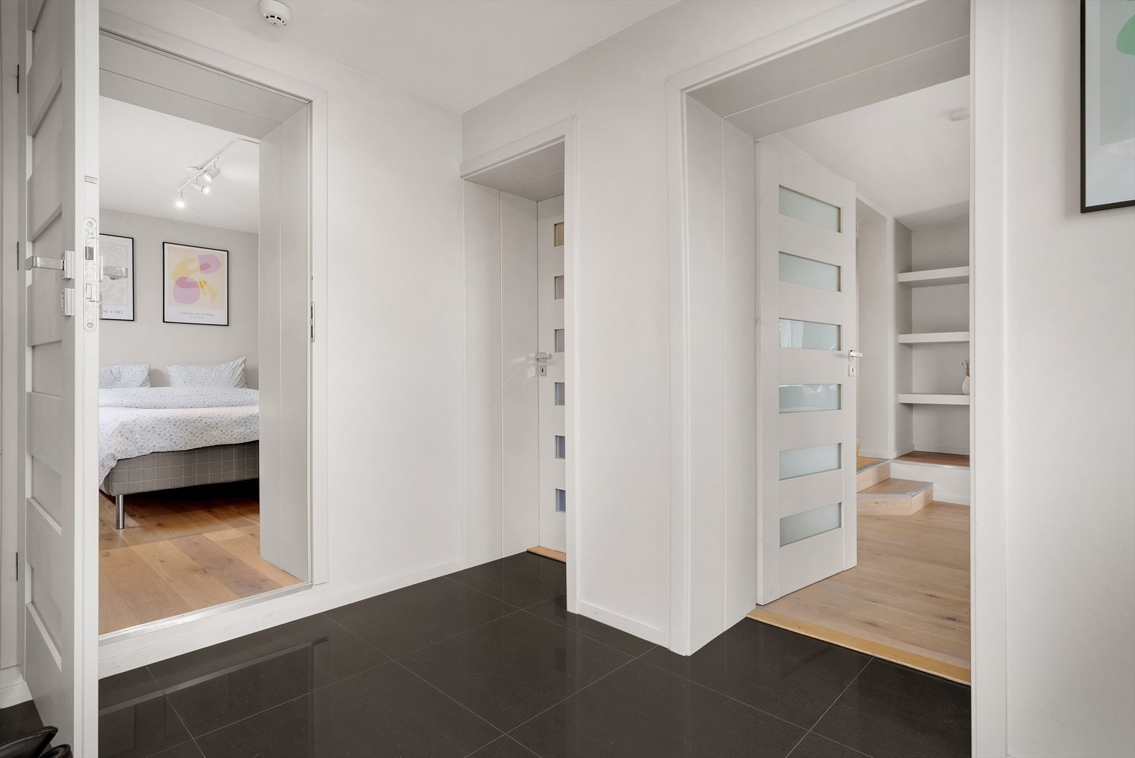 - Gangen er romslig med god plass til ønsket oppbevaringsløsning - Galleribilde