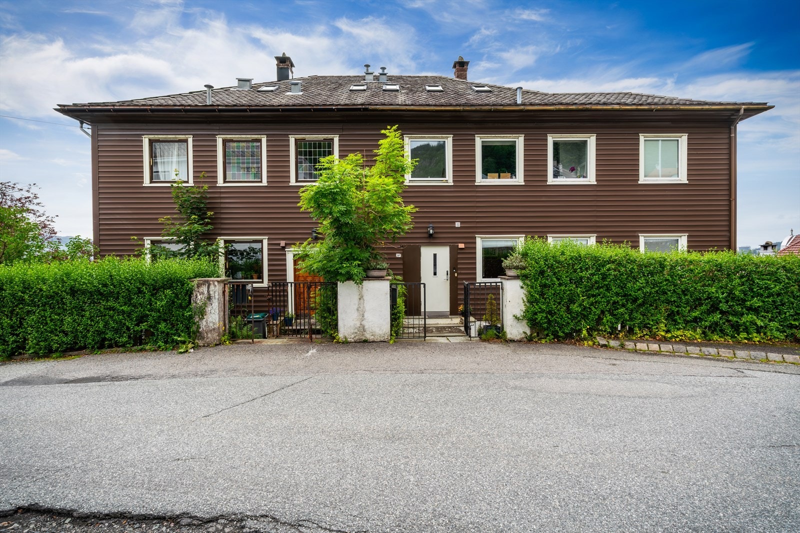 - Det er flere dagligvarebutikker i området, herunder Sandviken dagligvare og Joker Sandvikstorgetb- Galleribilde