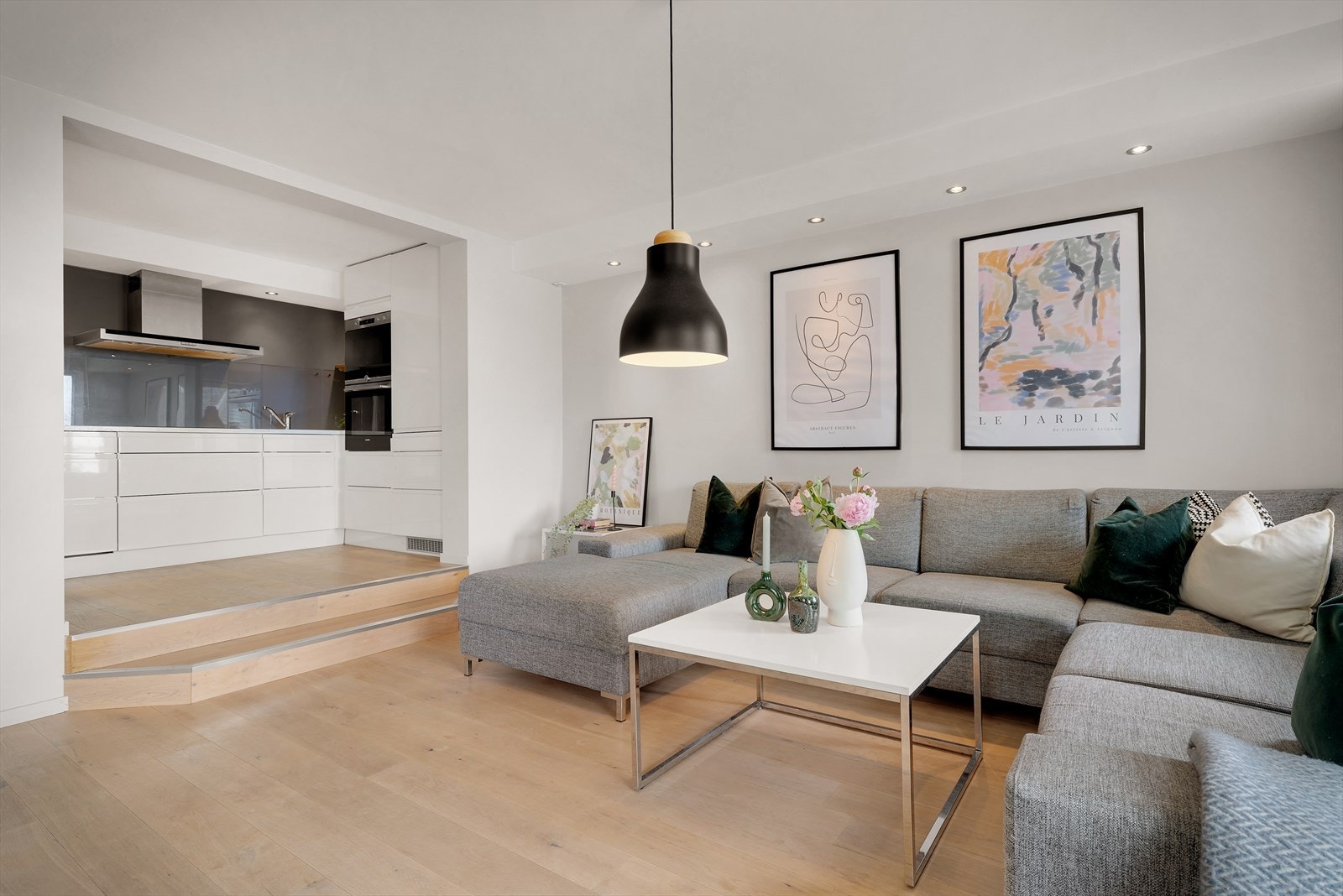 - Med åpen løsning oppleves hele rommet som en sosial sone, hvor du kan holde dialogen gående mens du disker opp til deilig middag - Galleribilde