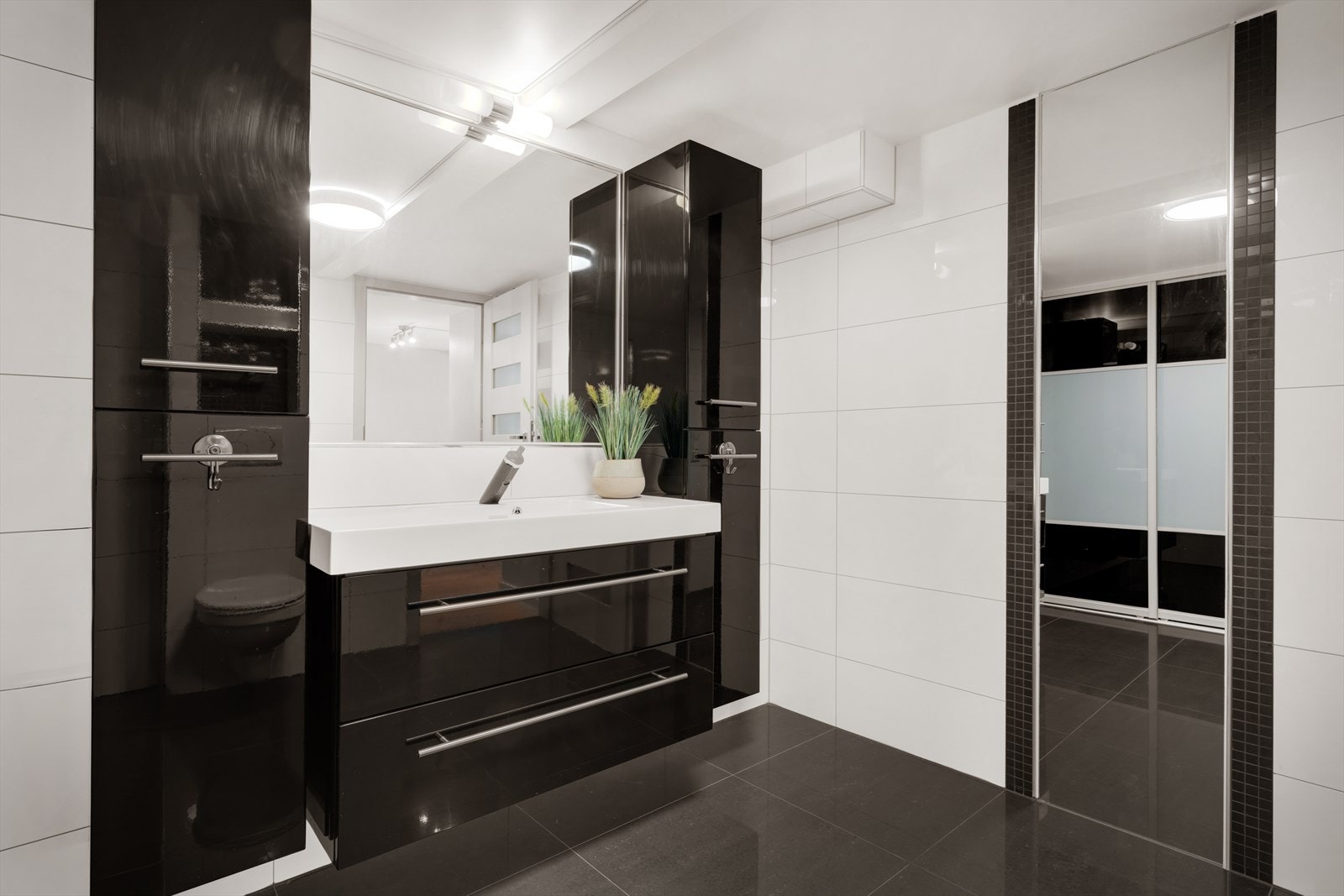 - Et praktisk og funksjonelt baderom - Galleribilde