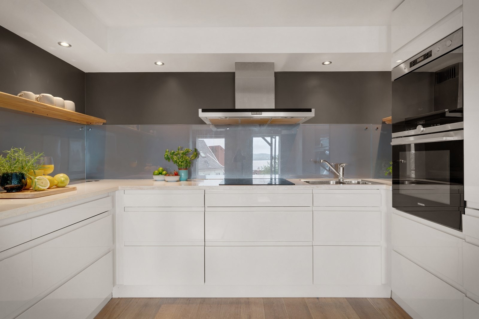 - Et komplett kjøkken med helintegrerte, medfølgende hvitevarer - Galleribilde