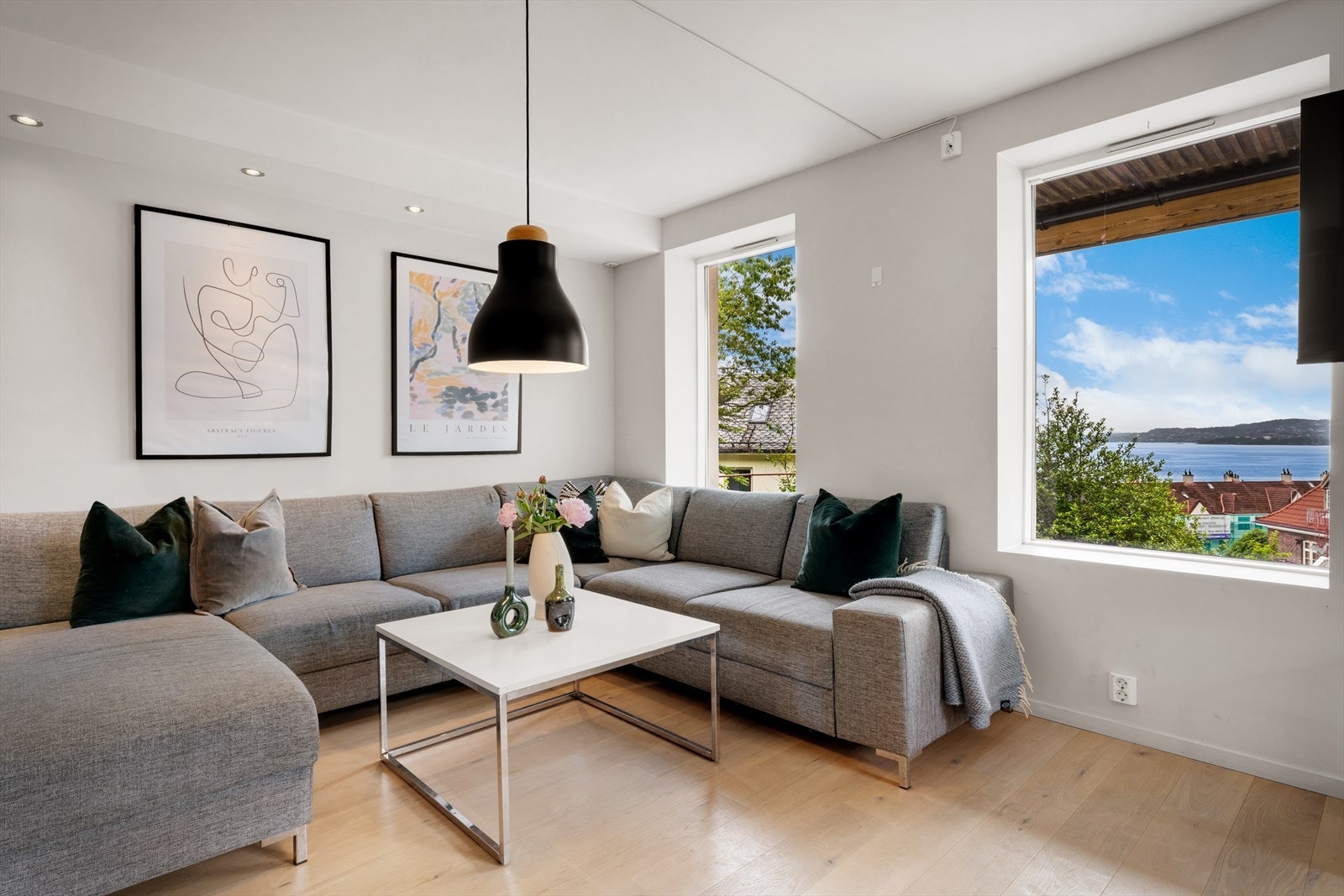 - Stuen fremstår som lys og luftig med flere store vinduer som åpner rommet og sørger for godt med lysinnslipp - Galleribilde