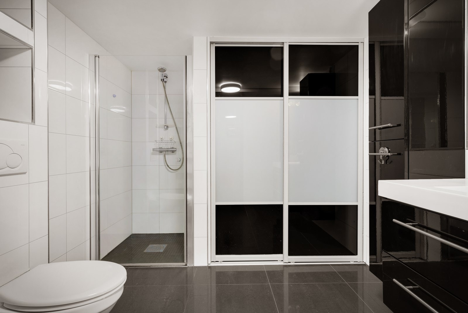 - Badet måler 8,8m² og har behagelig gulvvarme - Galleribilde