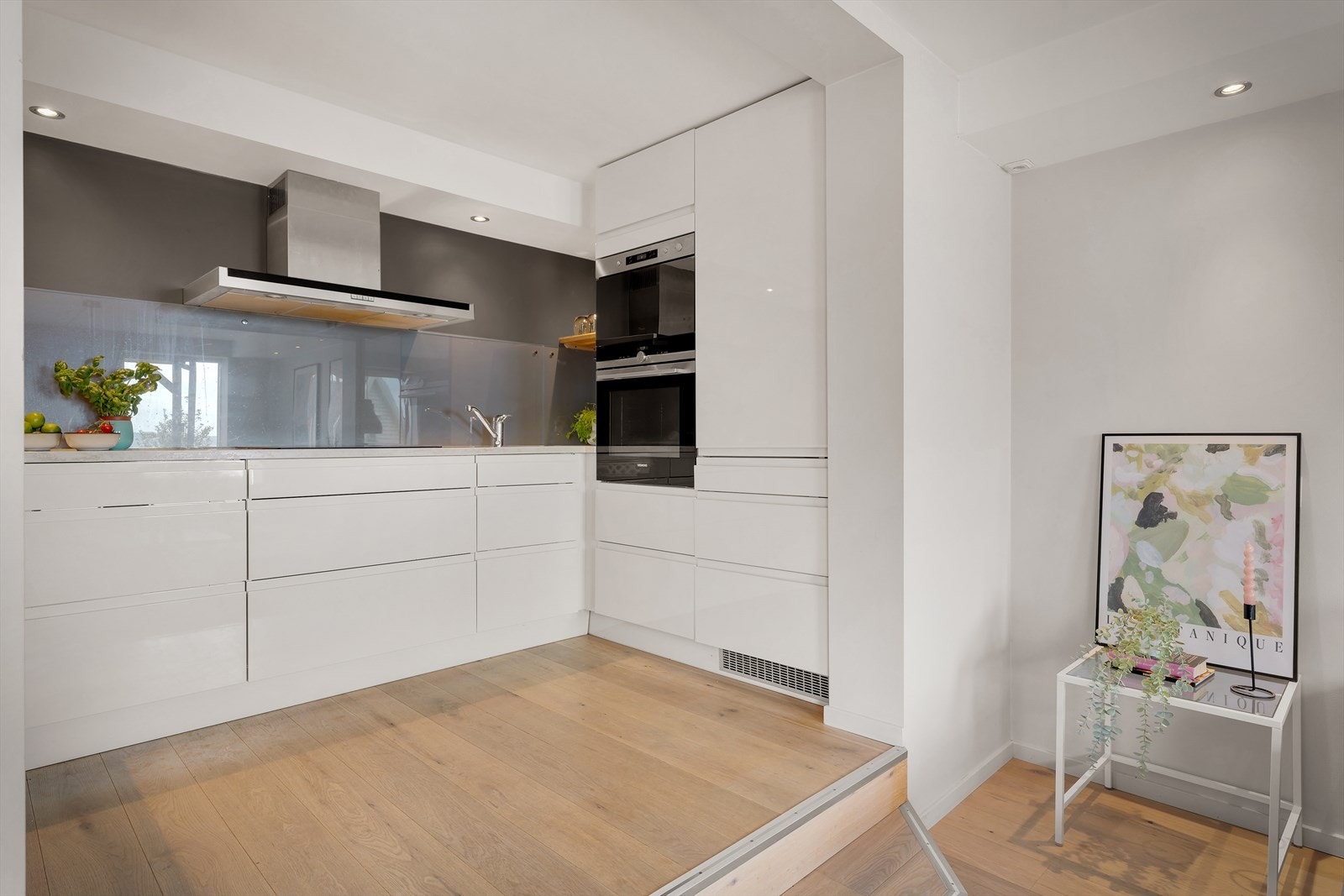 - Kjøkkenet har kjøkkeninnredning med slette fronter og benkeplate av laminat - Galleribilde