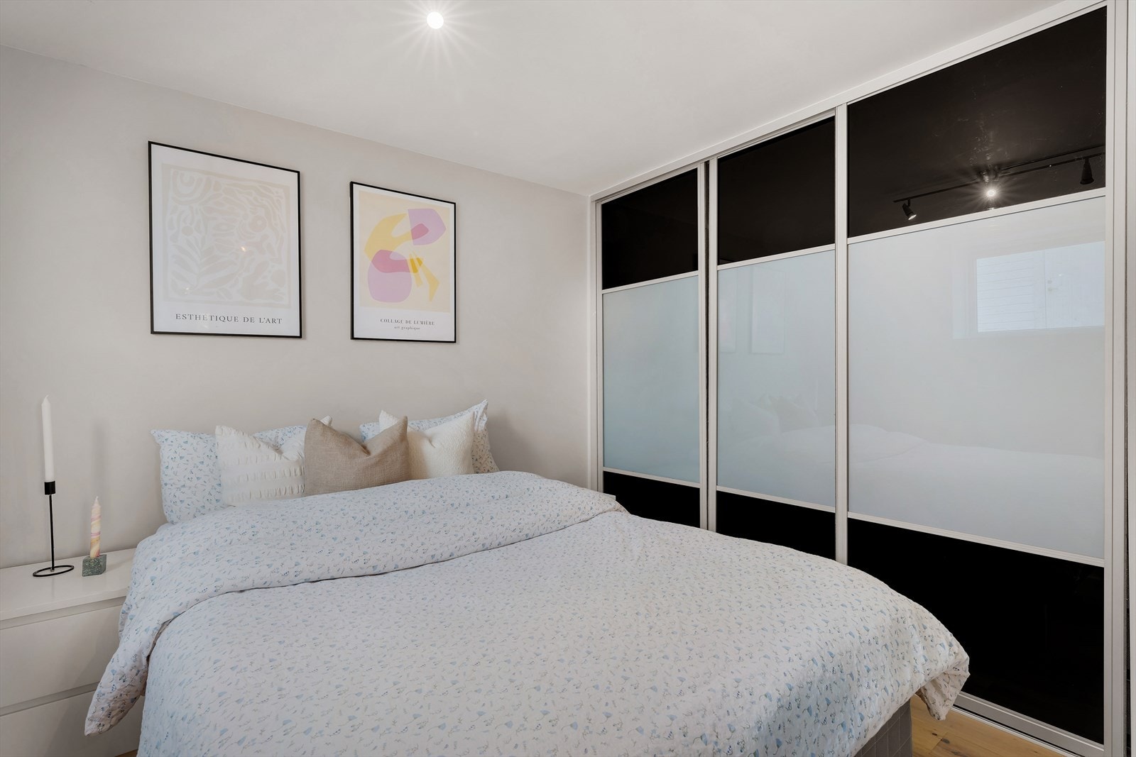 - Merk praktisk skyvedørsgarderobe - Galleribilde