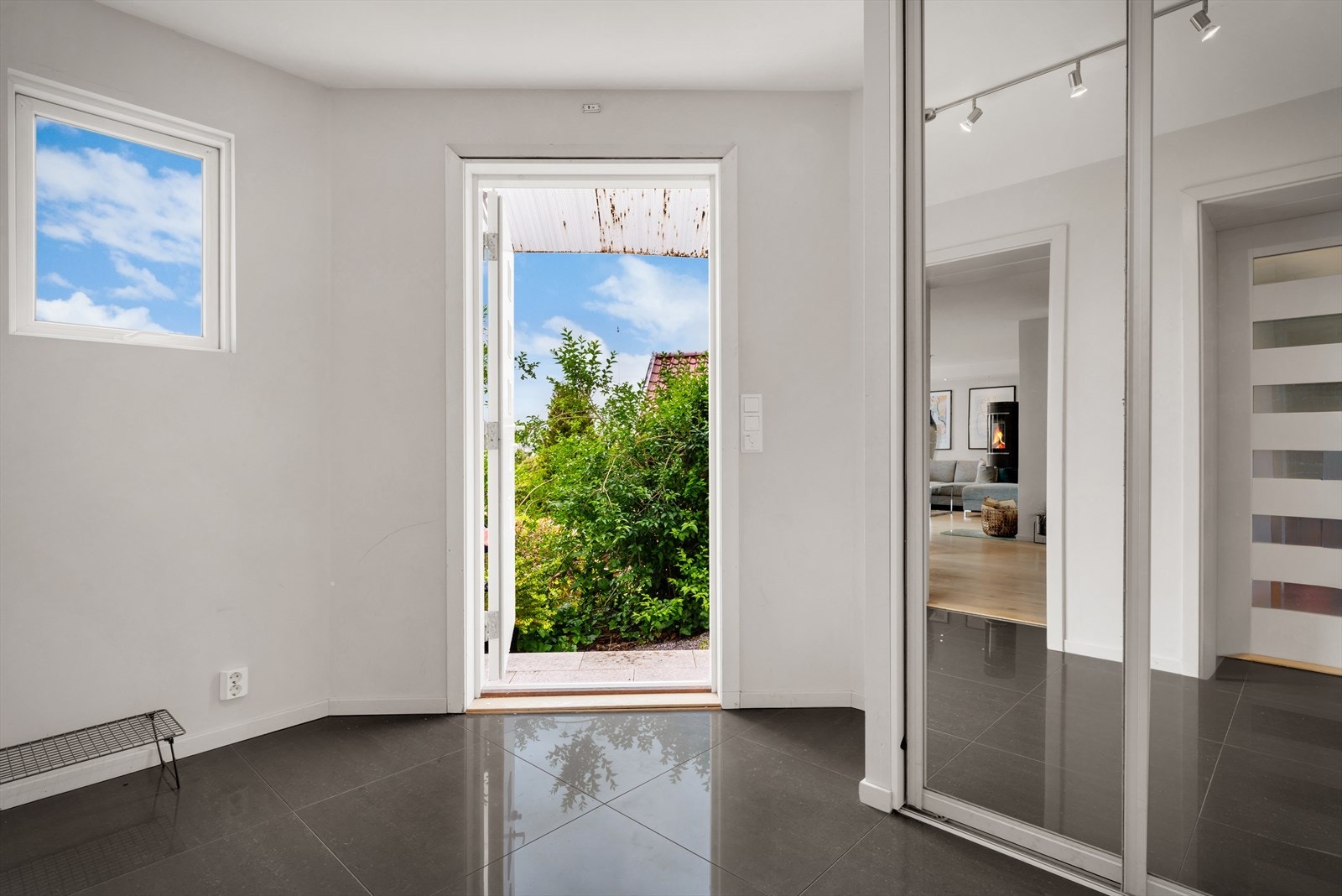 - Med 2 min gange til buss, få minutters gange til søndagsåpen butikk og flotte turmuligheter rett utenfor egen inngangsdør ligger alt til rette for en lettvint hverdag - Galleribilde